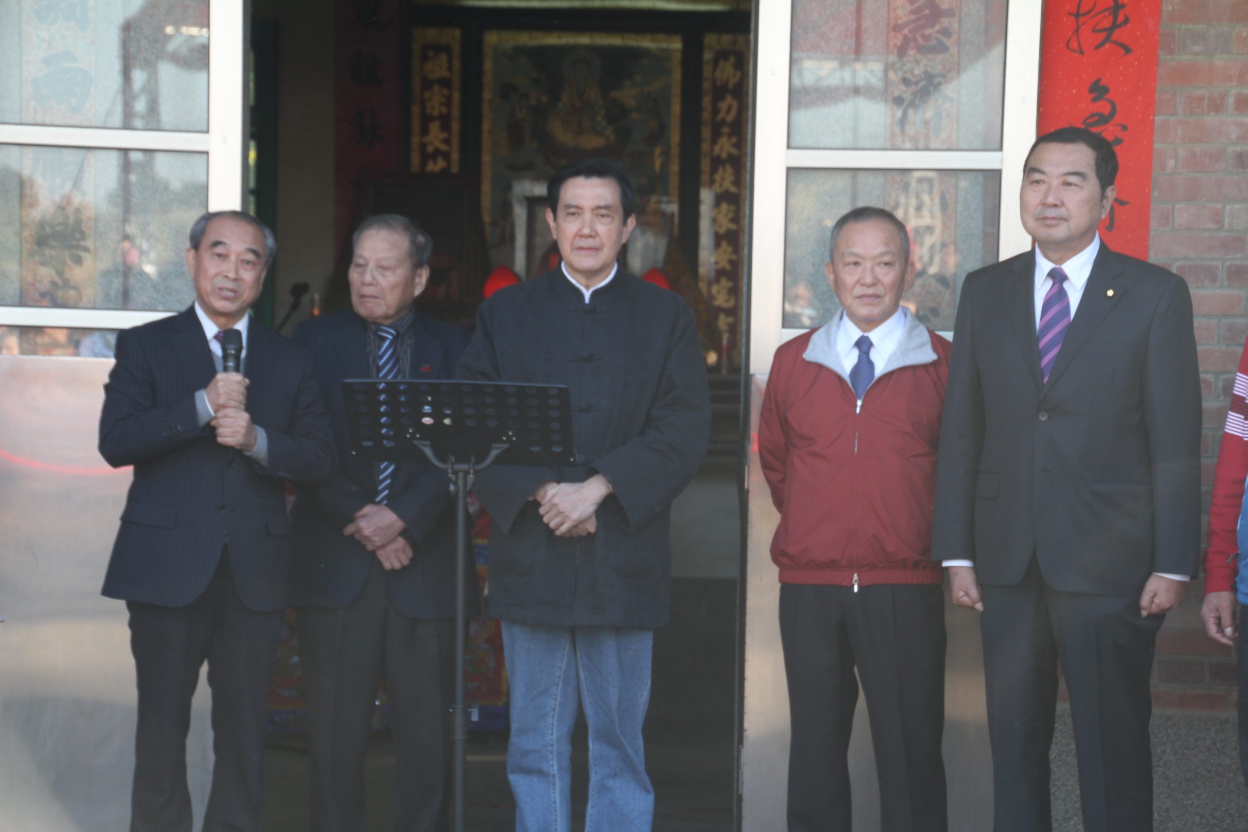 馬英九(中)每年農曆大年初二都到通霄馬家庄祭祖,圖為2012年他在客委會主委鍾萬梅(左一)、苗栗縣長徐耀昌(右二)、立委徐志榮(右一)陪同下祭祖。范榮達提供