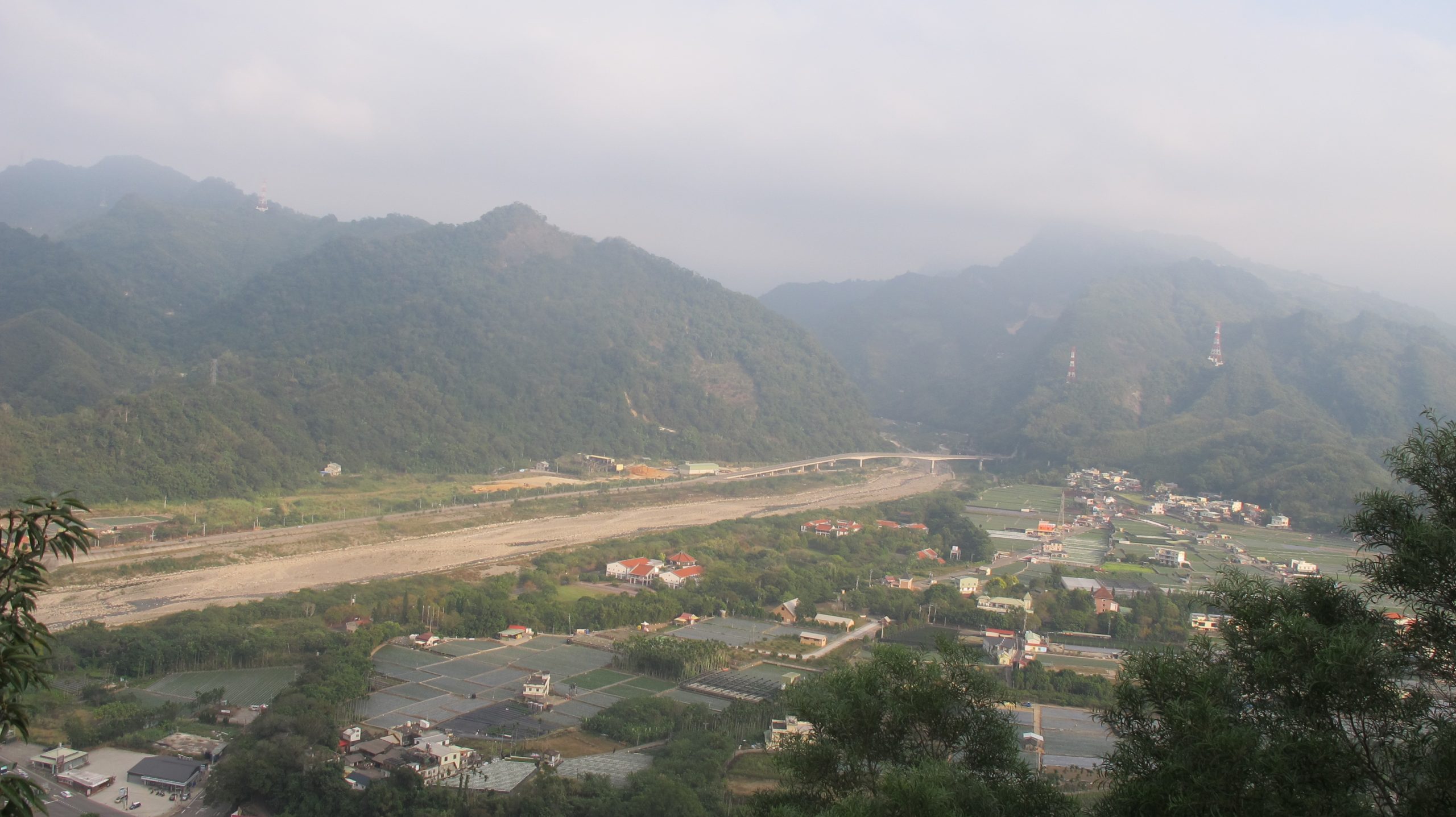 從法雲寺遠眺鷂婆山、水尾坪台地，風景非常優美，水尾坪以前是原漢貨物交易中心。何來美攝