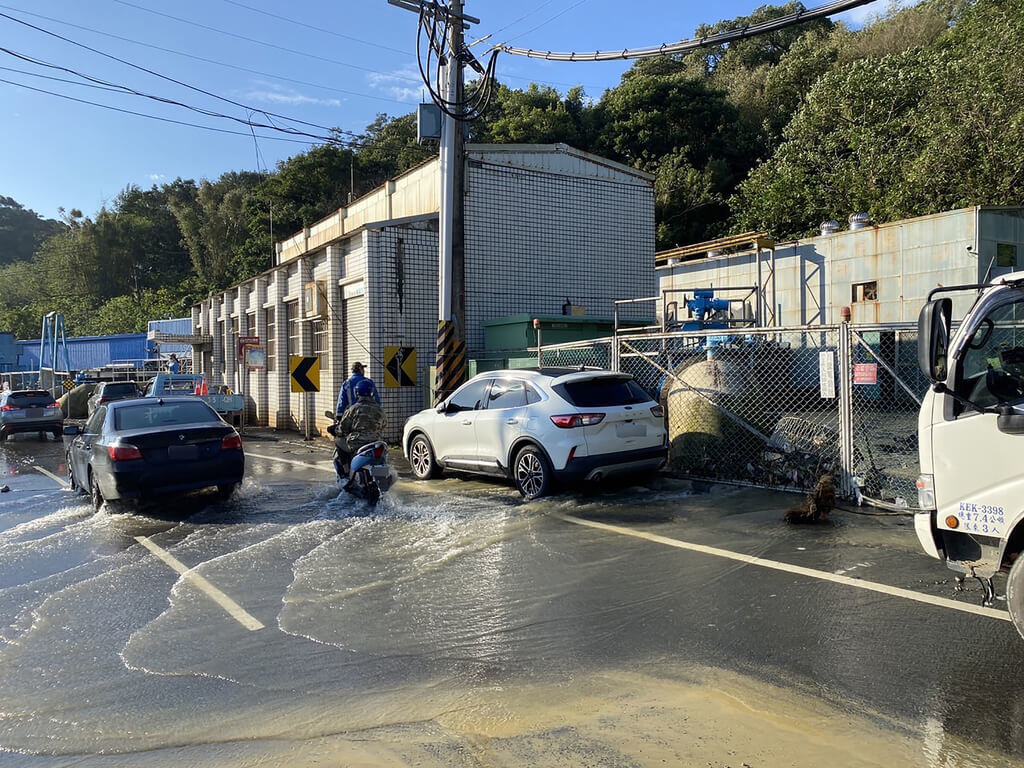 桃園市龍潭區中正路三坑抽水站7日上午發生管線爆裂，大量水流衝出路面。警方提供