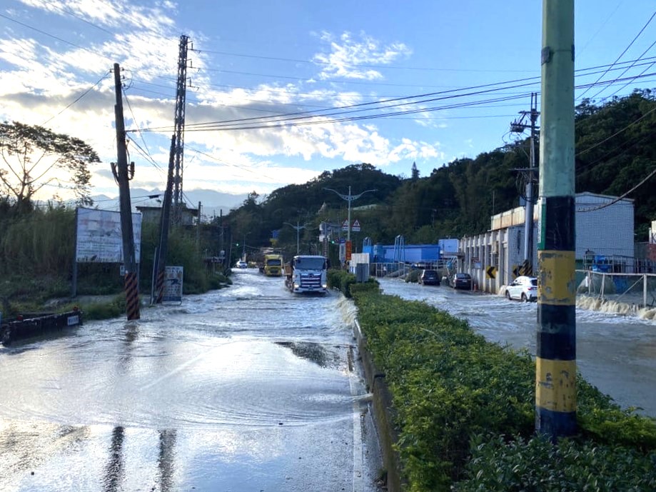 桃園市龍潭區中正路三坑抽水站7日上午發生管線爆裂，大量水流衝出路面。警方提供