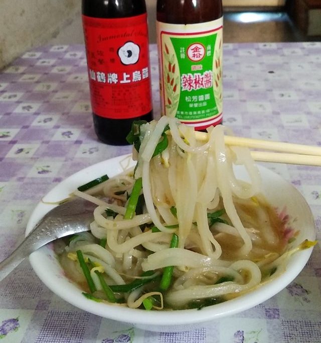 美濃粄條必加的烏醋及辣椒醬。洪俊傑攝