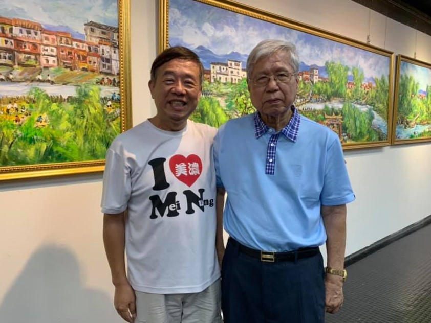 曾振寧(左)與美濃畫家曾文忠(右)叔姪倆。曾振寧提供