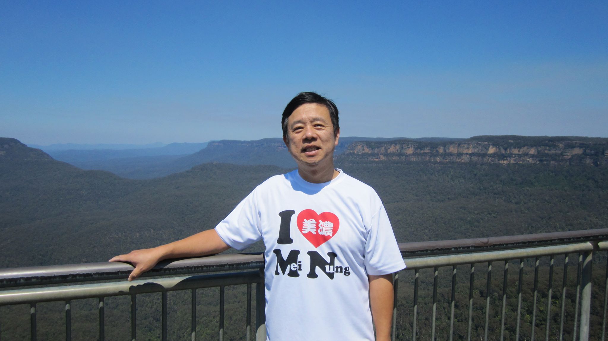 熱愛家鄉美濃的曾振寧，時常穿著客製化的「我愛美濃」T-Shirt，無時無刻行銷美濃。曾振寧提供