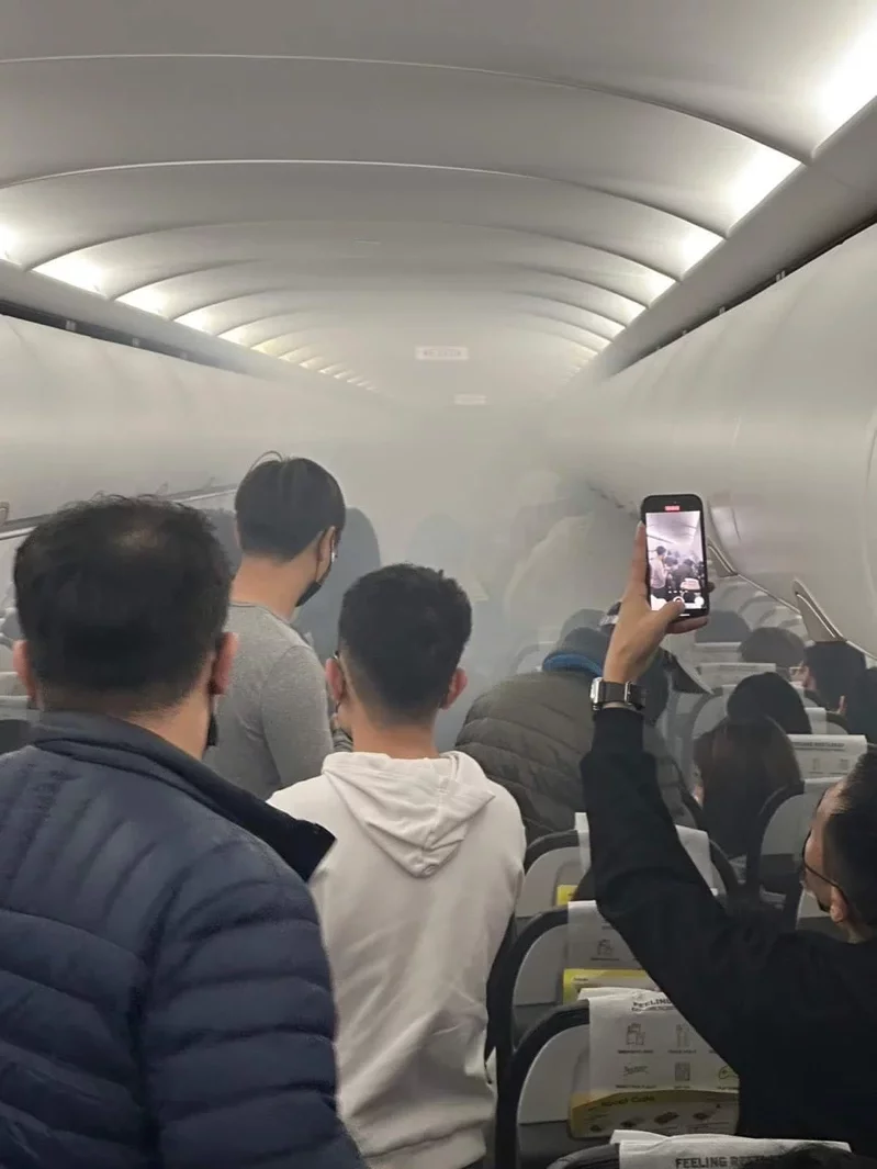 新加坡酷航發生機艙內起火事件，原因是行動電源釀禍。翻攝王浩宇臉書
