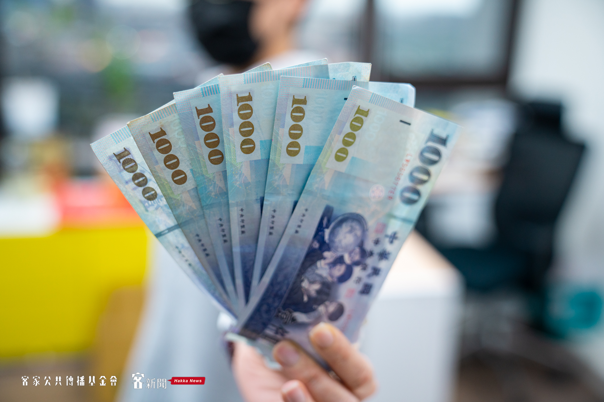 過年拿到全新鈔票就是過癮。宋佩遙攝