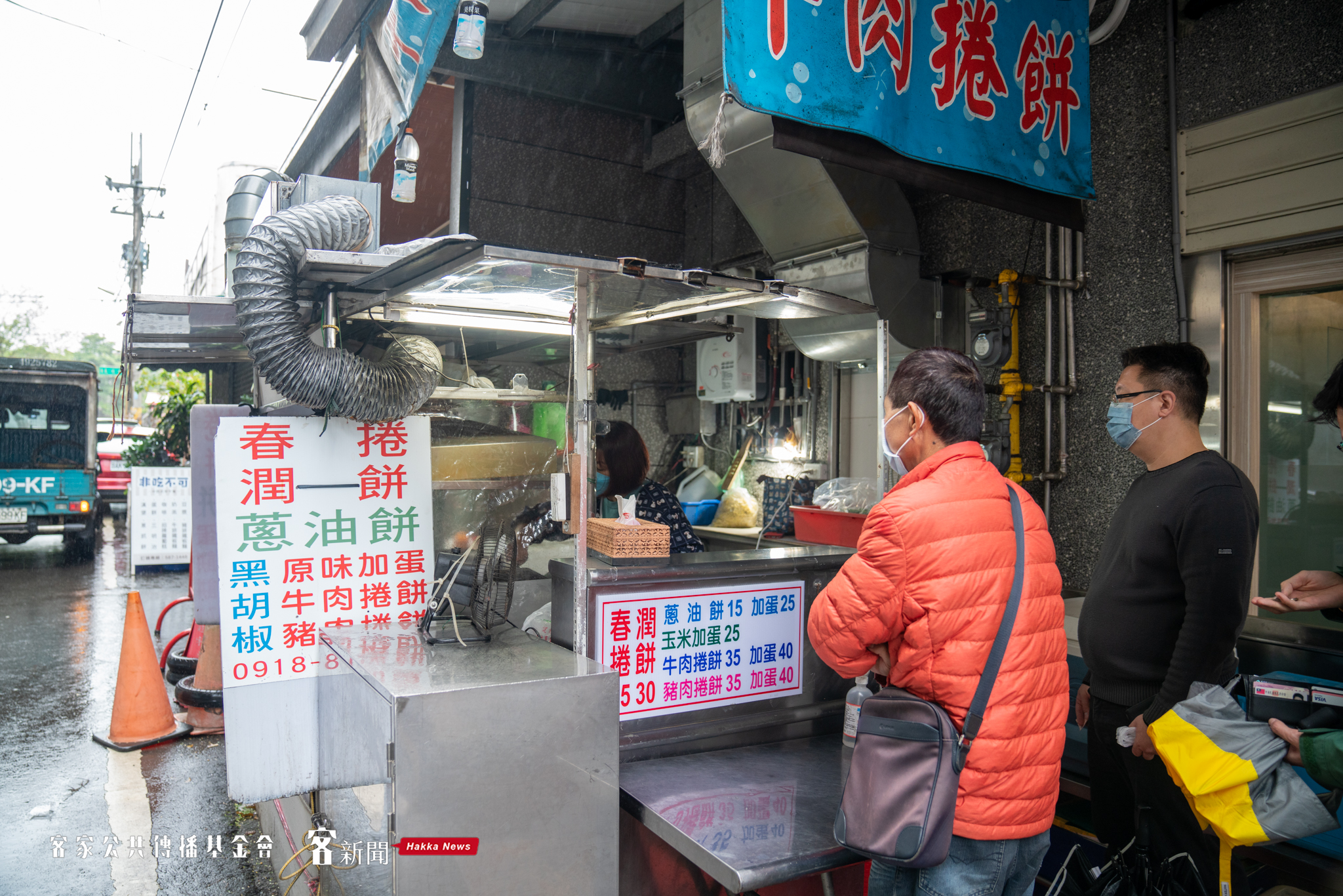 牛肉捲餅價格相當便宜，一營業就有不少人排隊。宋佩遙攝