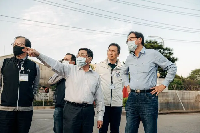 張善政(右一)視察平鎮給水廠。市府提供