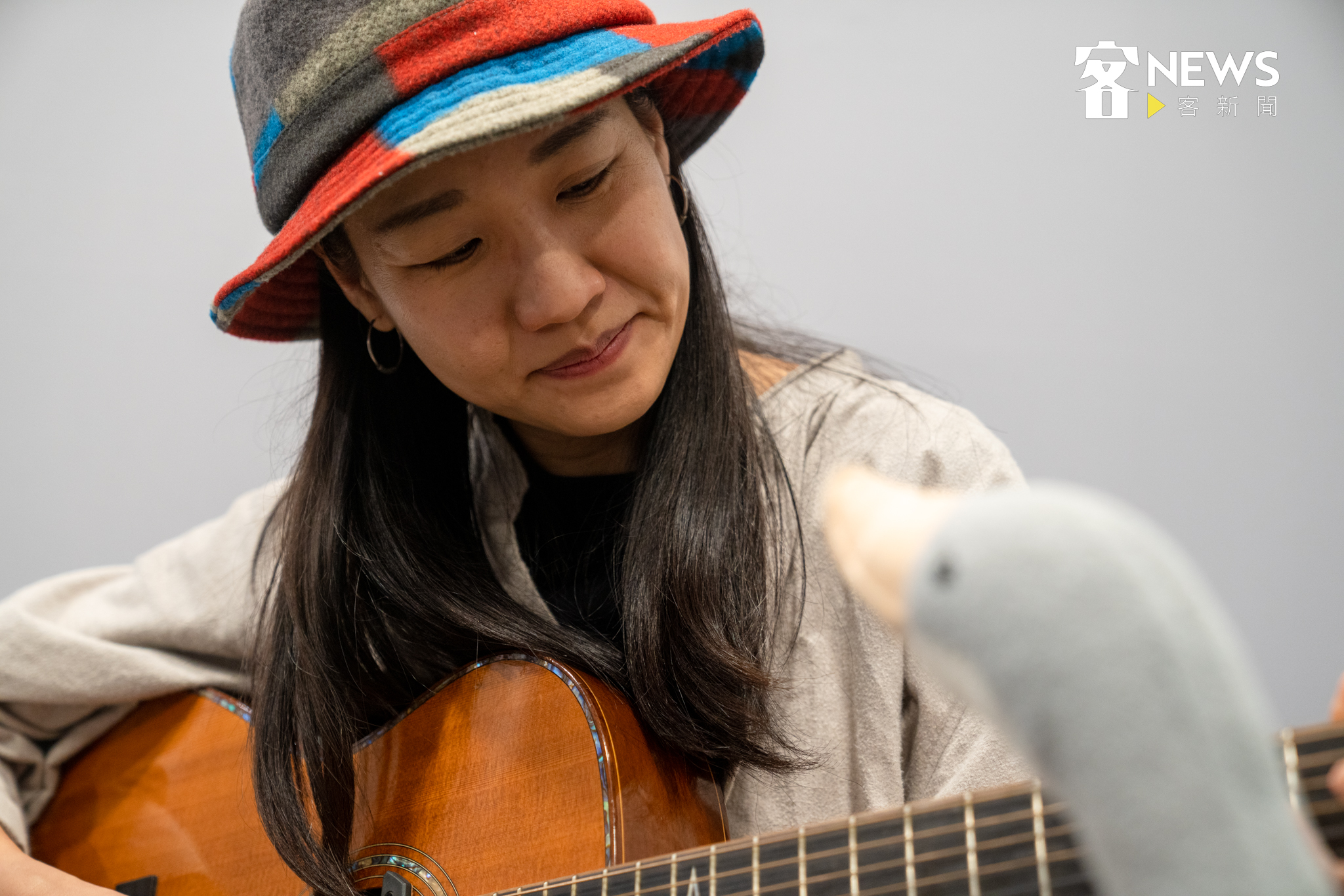 米莎認真地彈奏吉他,現場不插電演唱專輯《蝓螺》歌曲《跈等》。宋佩遙攝