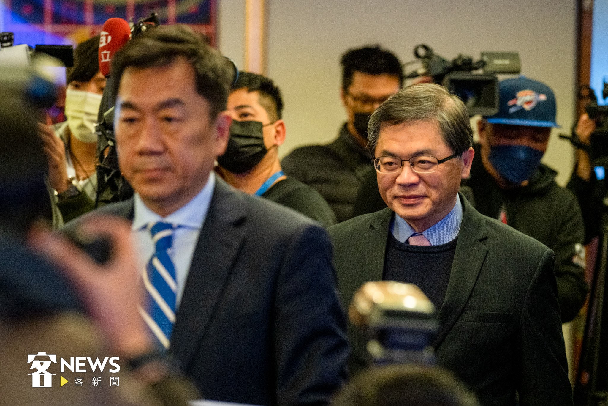行政院秘書長李孟諺(後)與準發言人陳宗彥(前)今日下午召開記者會公布完整內閣名單。宋佩遙攝