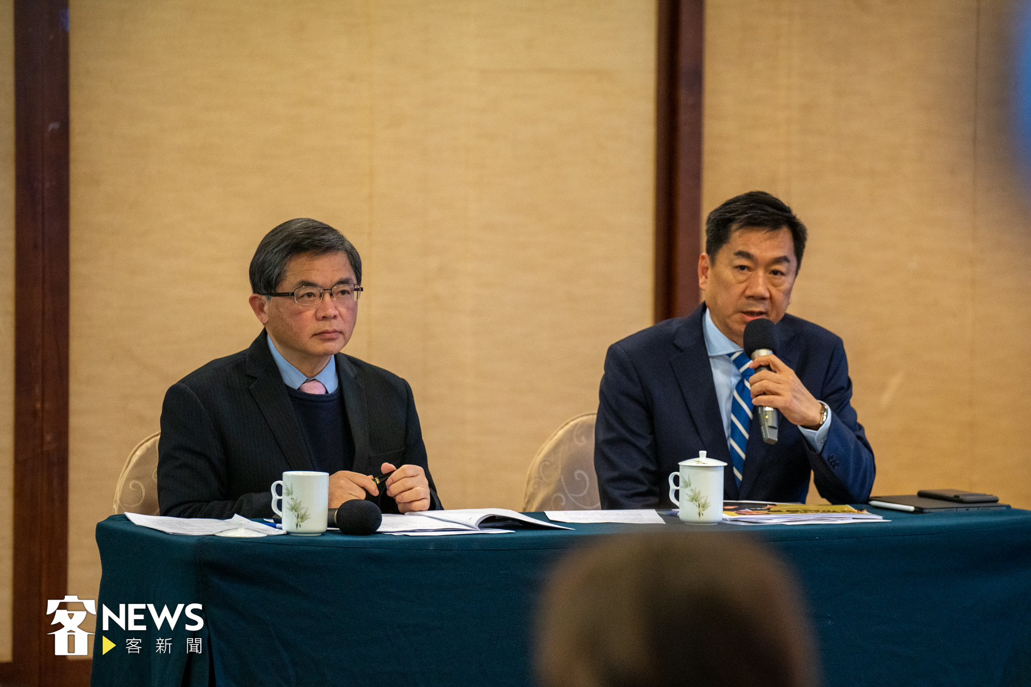行政院秘書長李孟諺（左）與準發言人陳宗彥（右）今日下午召開記者會公布完整內閣名單。宋佩遙攝
