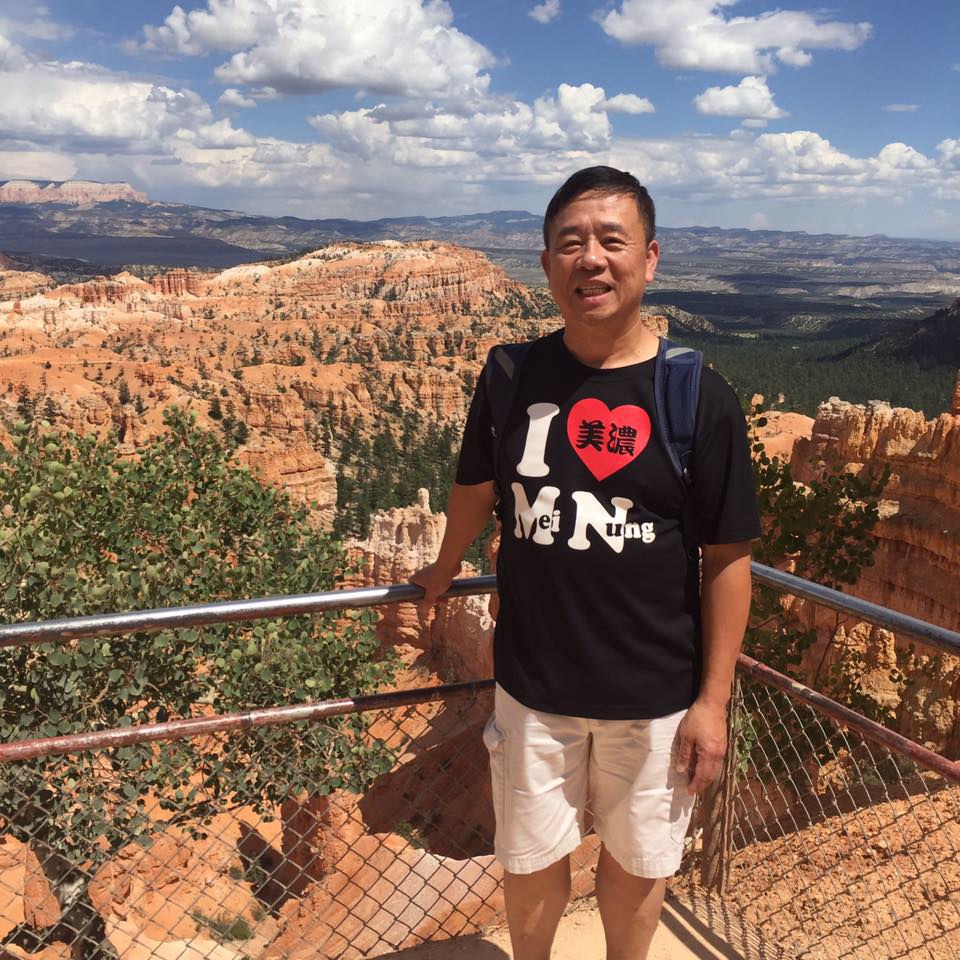 熱愛家鄉美濃的曾振寧，時常穿著客製化的「我愛美濃」T-Shirt。曾振寧提供