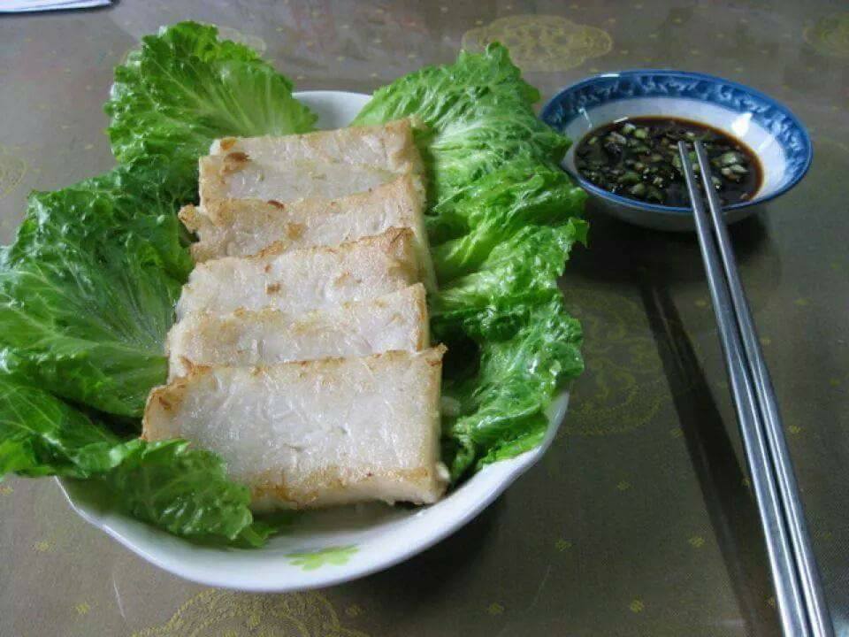 蘿蔔糕則代表好彩頭,煎至金黃色澤的蘿蔔糕再淋上一口醬油,美味誘人的味道總是讓人一口接一口。王湘仁提供
