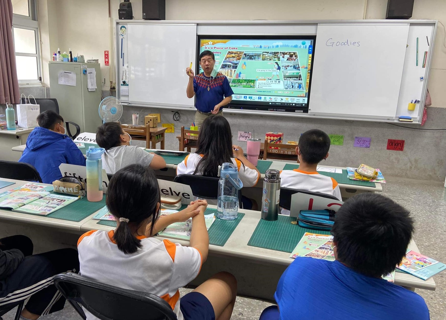 曾振寧指導國中、國小學生語文競賽課程。曾振寧提供