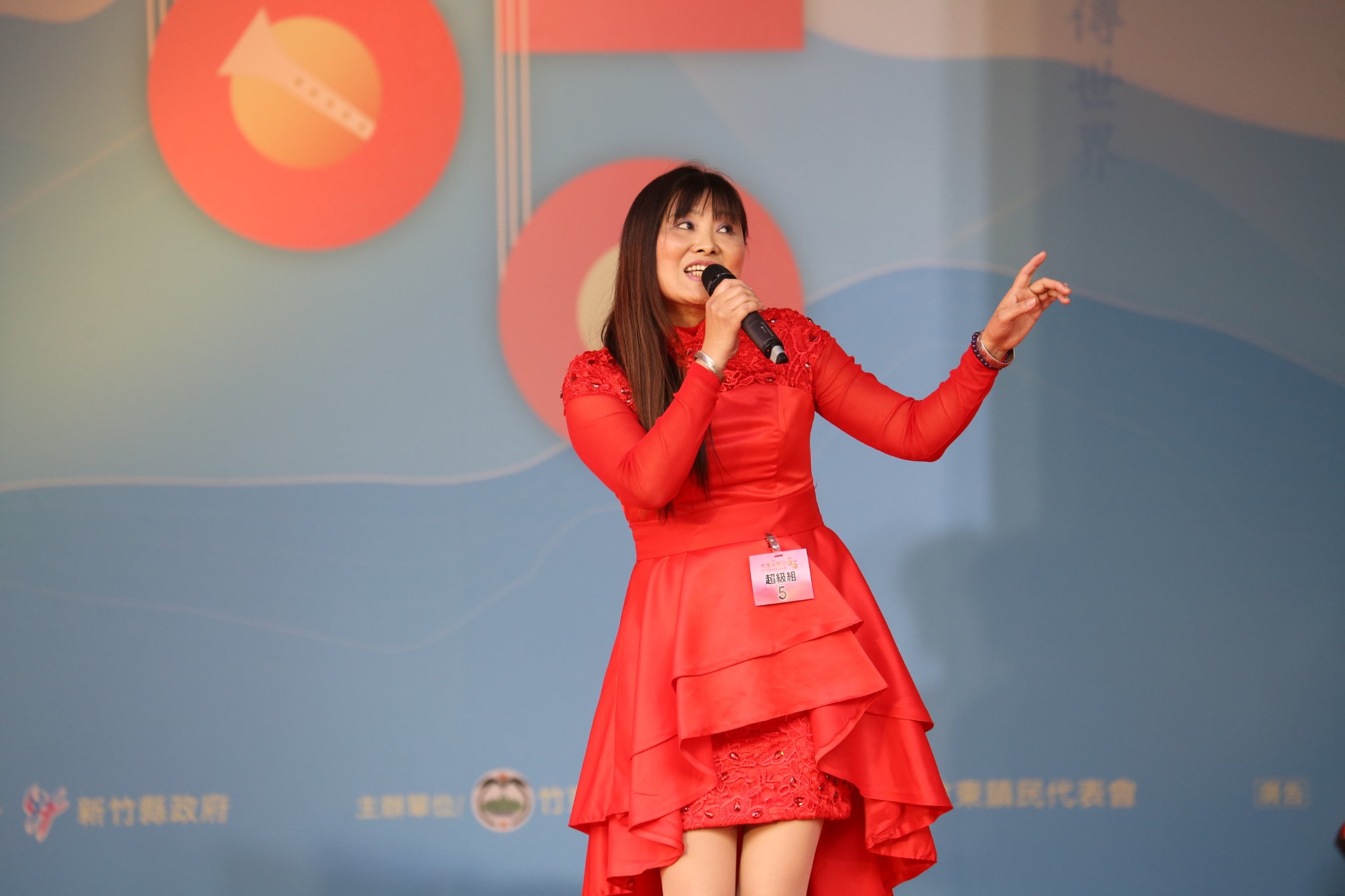 歷屆各組山歌王和山歌后,同場大秀客家天籟嗓音的畫面,聽覺、視絕對超驚彩!。翻攝自竹東山歌小旅行粉絲專頁。
