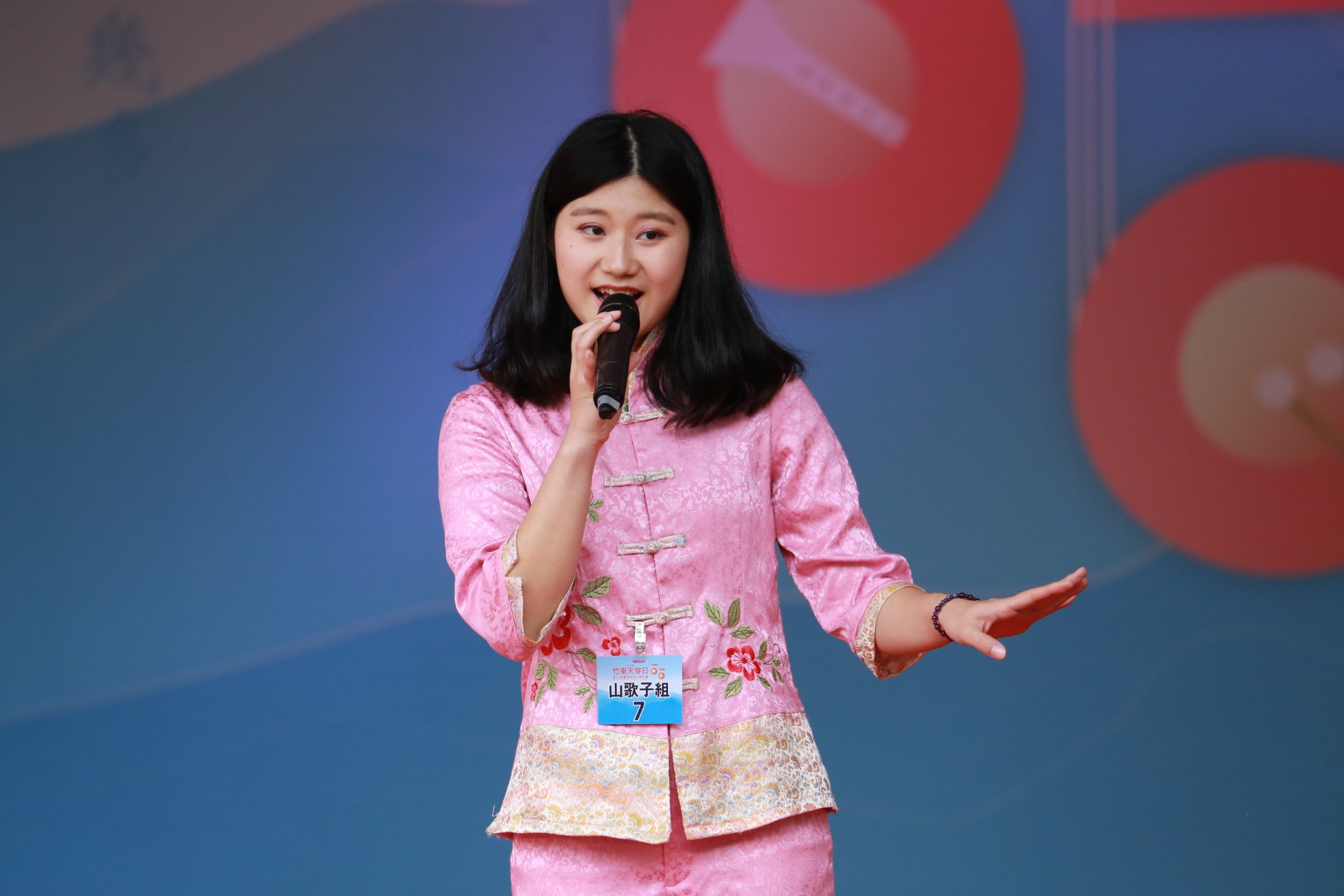 每年的臺灣客家山歌比賽,吸引全國各地歌唱好手同場較勁。翻攝自竹東山歌小旅行粉絲專頁。