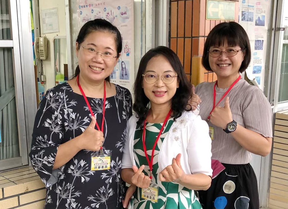 講六堆南四縣腔的淑娟，每天下午四點學校放學之後，會收聽講客廣播電臺講南四縣腔香香主持的「日日恁香」節目，充實學習內容，獲取學習資訊。翻攝自鍾麗香臉書