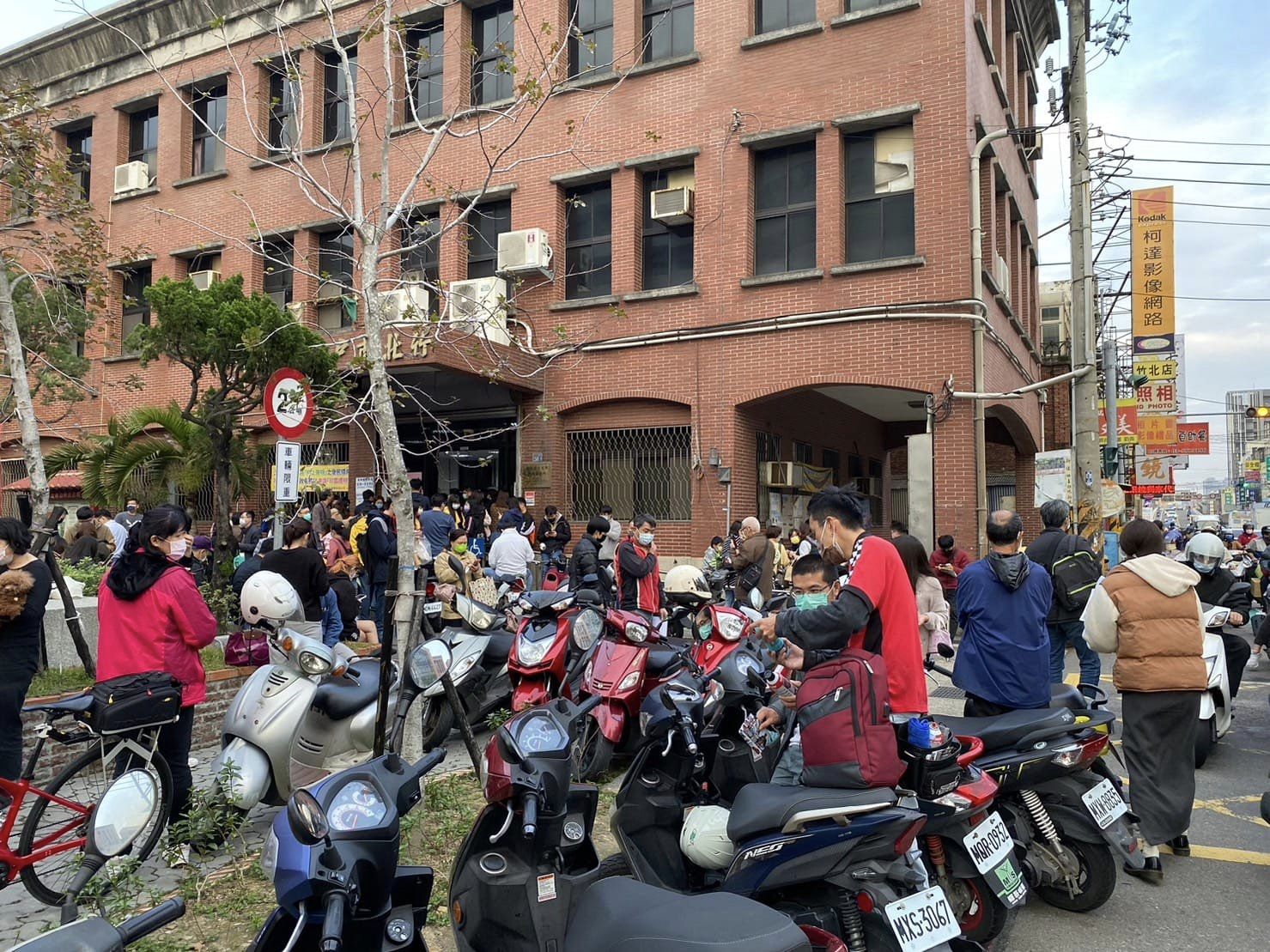 昨日竹北市戶政事務所外擠滿登記入戶籍的人潮。新竹縣議員朱健銘提供