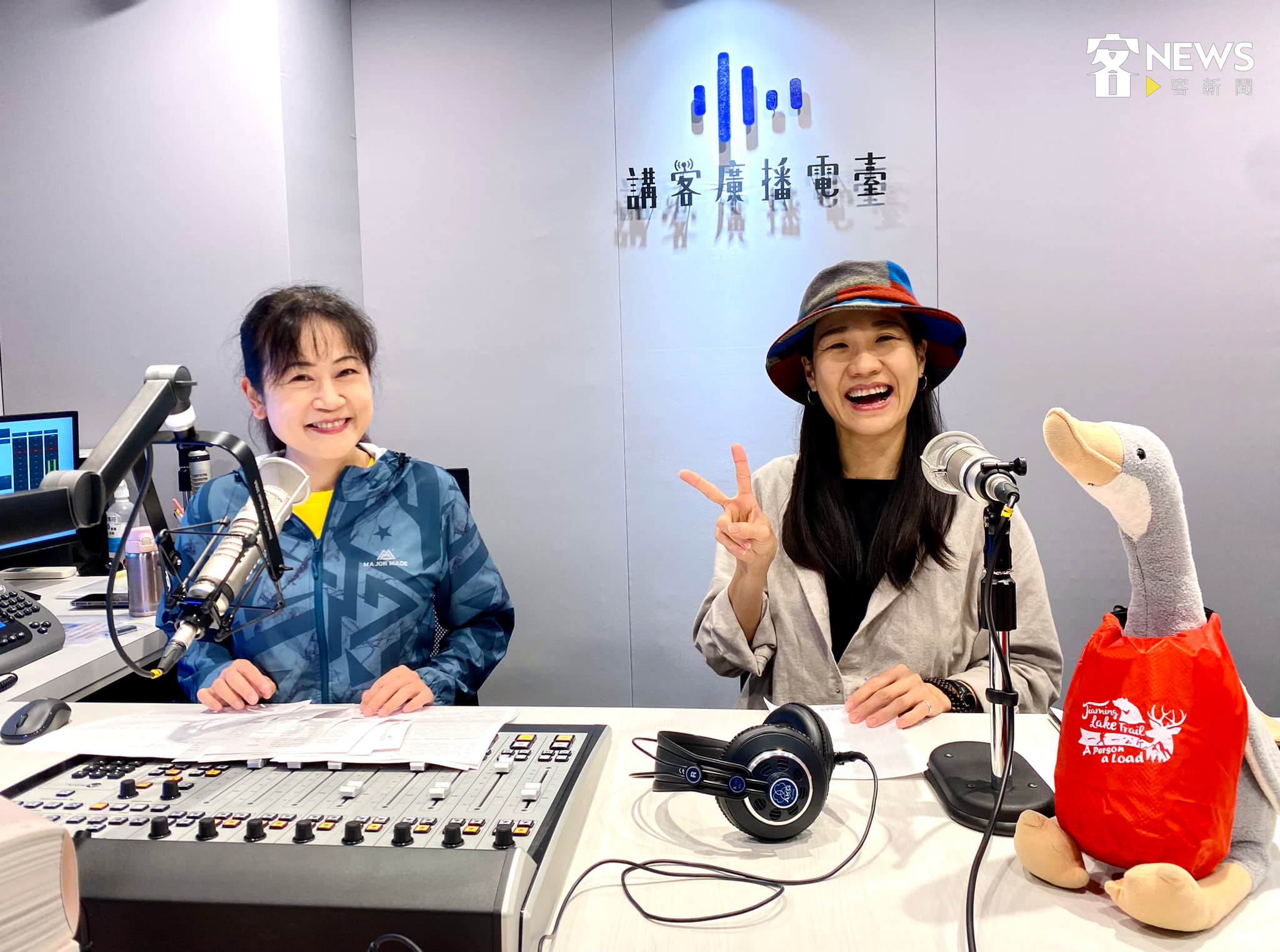 1月18日一早米莎特別上由「講客廣播電臺」主持人宋菁玲主持的節目《Good morning! Hakka!》,與廣播及網路直播的粉絲們,在空中暢談專輯《蝓螺》創作心得。宋佩遙攝