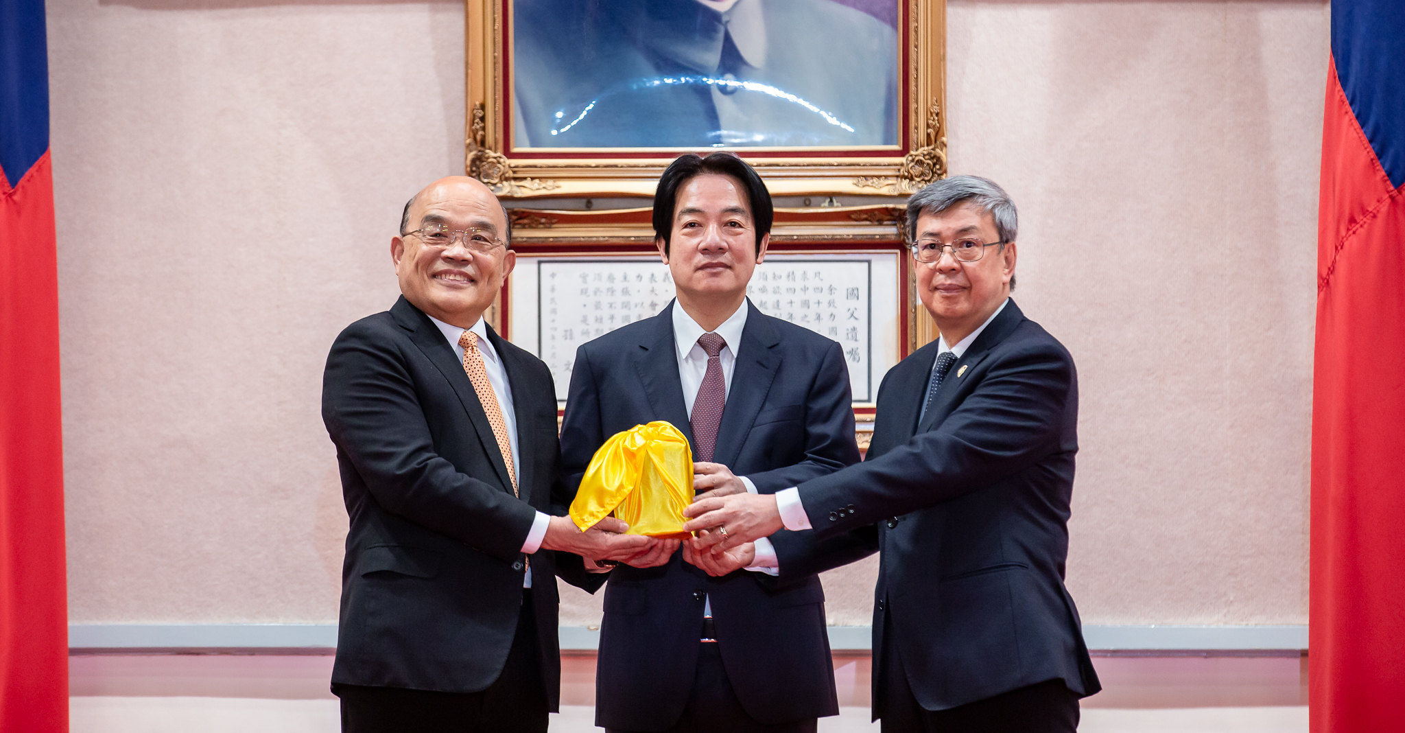 陳建仁在副總統賴清德監交下,收下閣揆印信,卸任行政院長蘇貞昌正式結束逾4年任期。總統府提供