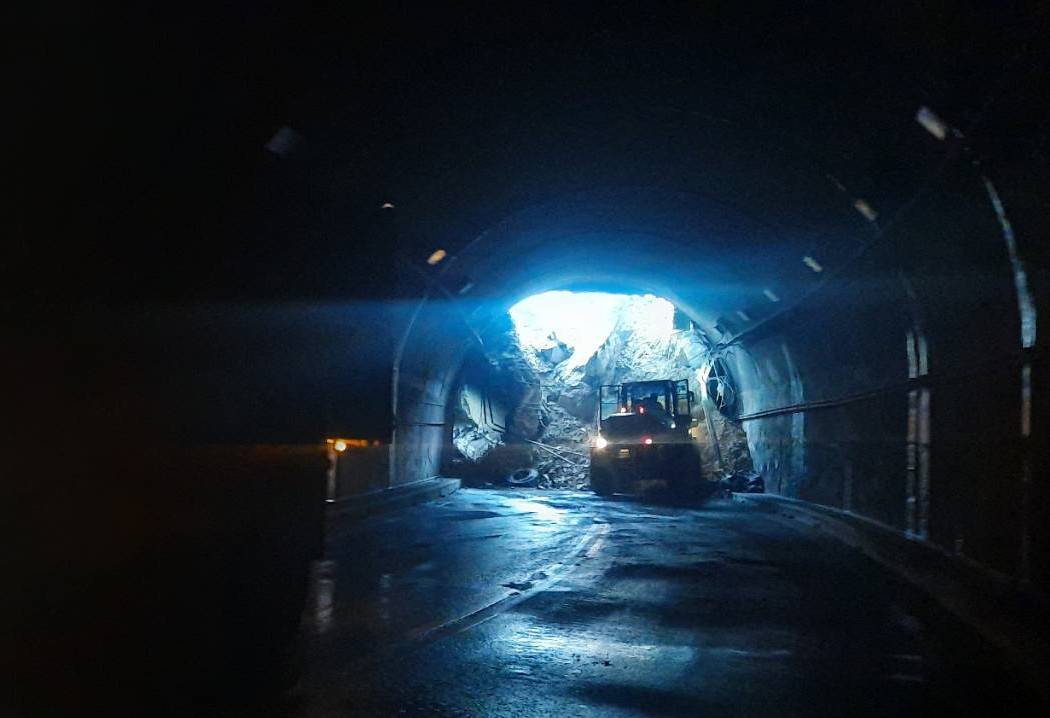 蘇花公路159.3K處坍方,公路總局一早調派機具搶修。公路總局提供
