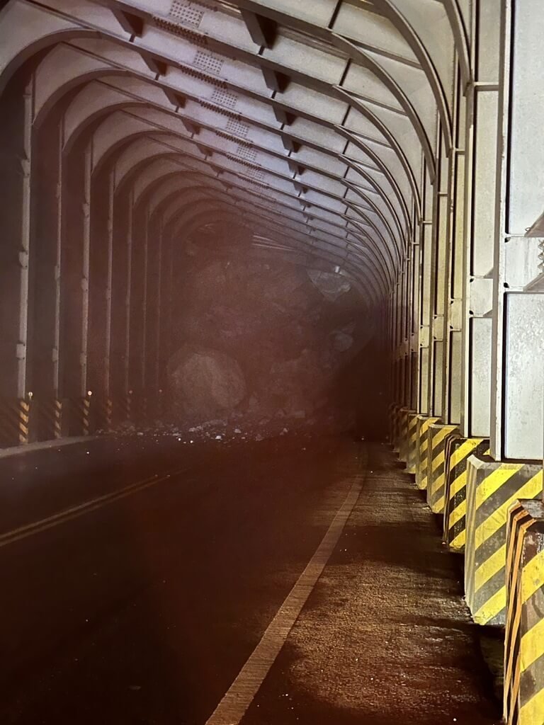 台9線蘇花公路159.3公里處大清水隧道及13號隧道中間的明隧道12日凌晨0時33分發生坍方，造成蘇花路廊交通中斷，公路單位初估沒有人車受困，目前派員搶修中。新城警分局提供