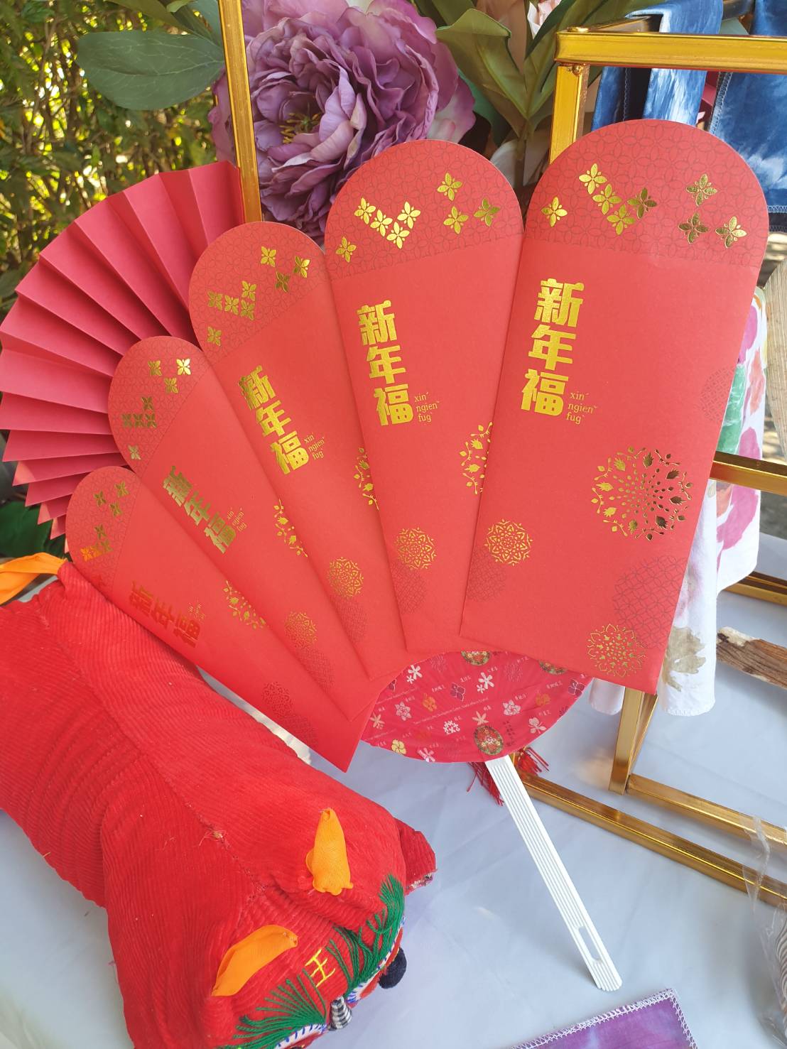 六堆客家文化園區在新春期間，推出獨特的年節趣味遊戲「跌三烏」，跌完三烏還可以向六堆園區開基伯公求「限量發財金」，讓參與民眾增添喜氣，好運一整年。客發中心提供