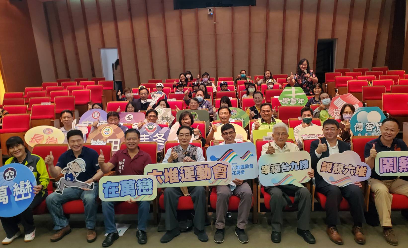 第58屆六堆運動會揭幕儀式，與會來賓合影，左起鏈球國手許美嬌、短跑選手潘茂榮、萬巒鄉長林國順、客委會副主委鍾孔炤、客發中心主任何金樑、靚靚六堆國建計劃召集人廖松雄、麒欣蘭業公司董事長許志賢、六堆運動會執行長曾耀群。客發中心提供