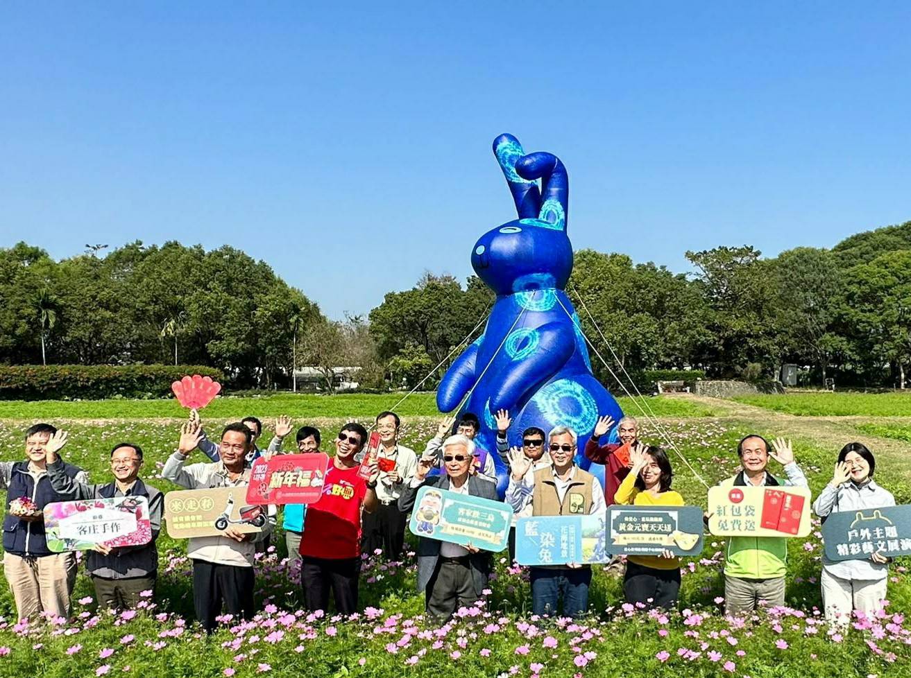 客委會客發中心主任何金樑及六堆各區區長等人，歡迎大家一起來六堆客家文化園區參加春節活動。客發中心提供