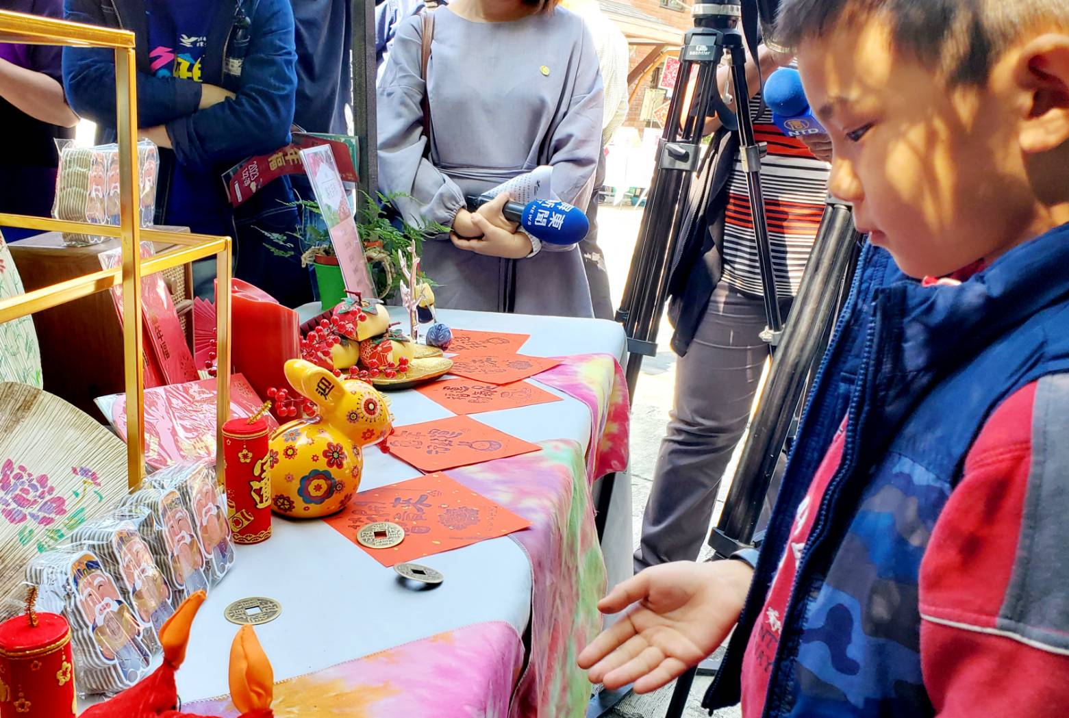 六堆客家文化園區在新春期間，推出獨特的年節趣味遊戲「跌三烏」，跌完三烏還可以向六堆園區開基伯公求「限量發財金」，讓參與民眾增添喜氣，好運一整年。客發中心提供