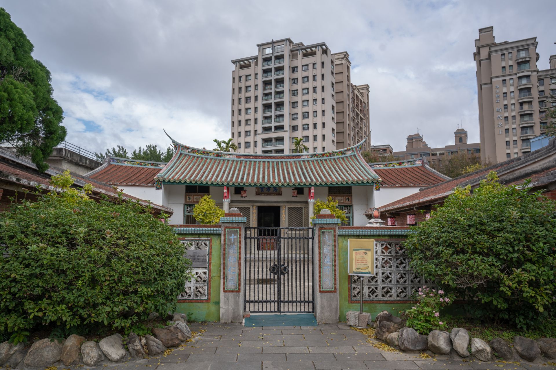 新瓦屋客家文化保存區有許多文創商店與定期的攤販市集。洪俊傑攝