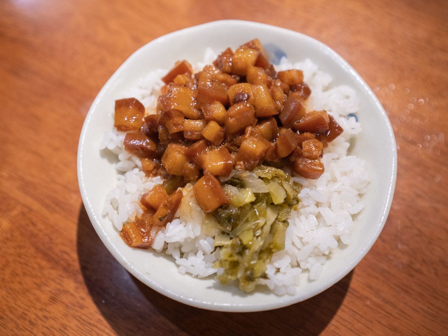 黑皮驊的魯肉飯是切丁的豬肉，肥肉較多但不油膩，搭配酸菜口感非常好。洪俊傑攝
