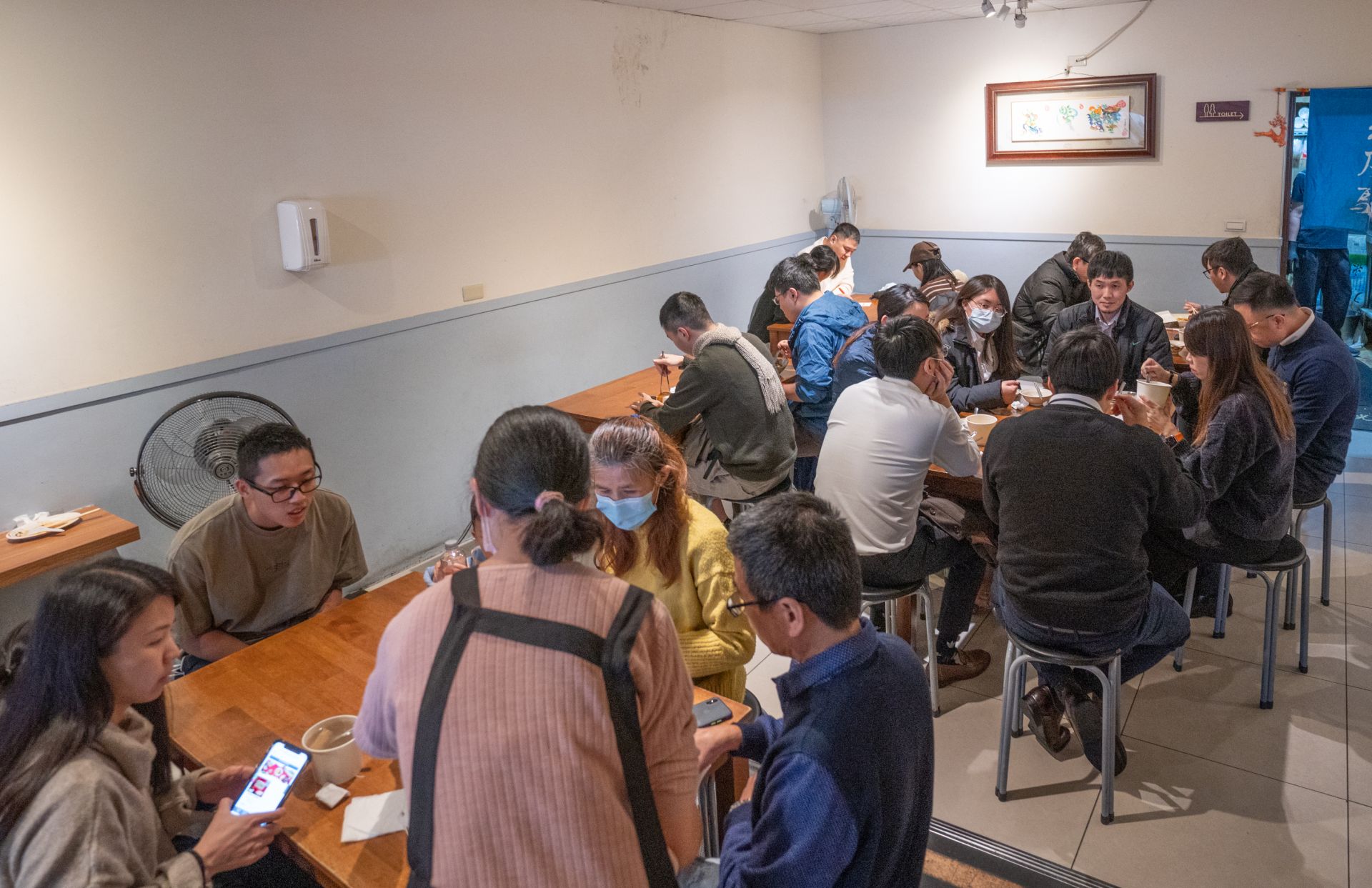 黑皮驊魯肉飯平日中午往往都有不少民眾前來用餐。洪俊傑攝