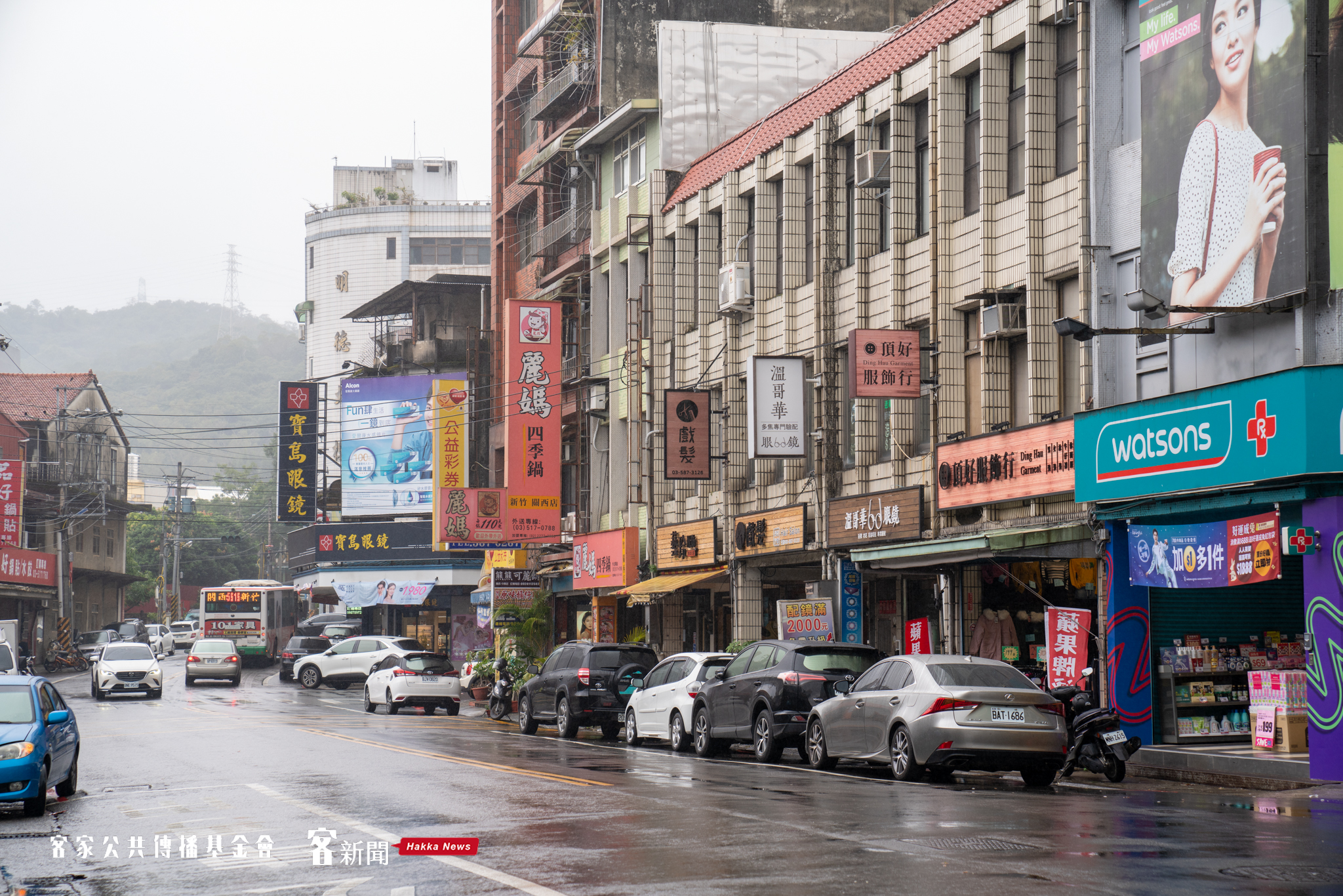 關西街上除了大型連鎖店,店家招牌全縮小了!宋佩遙攝