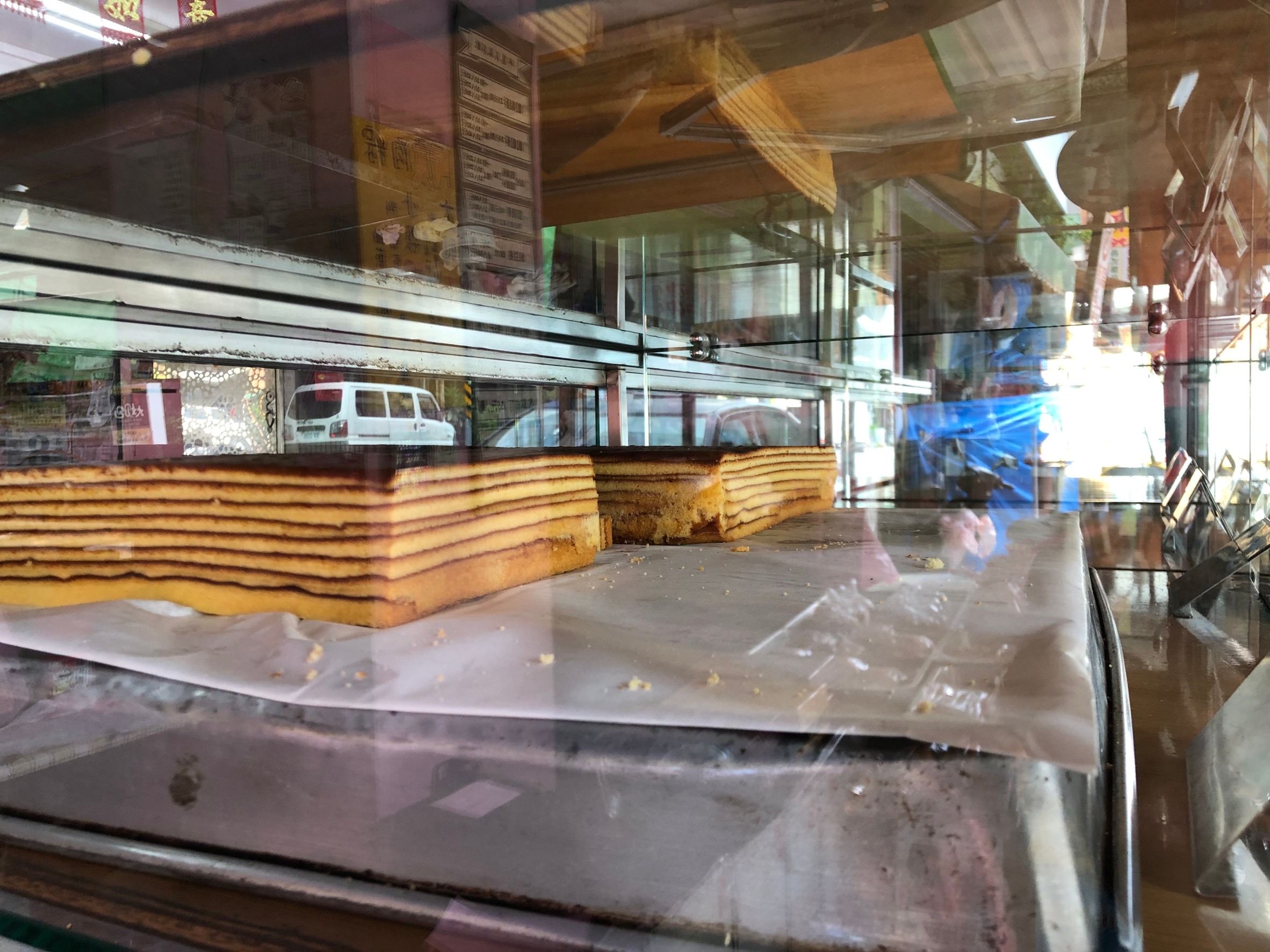 邱惠美鳳梨酥及阿美現烤古早味蛋糕，雖不若大型連鎖店般豪華精緻，但在網路上相當有名氣，來臺南不妨來一嚐獨特的客家好味緒。臺南市客委會提供
