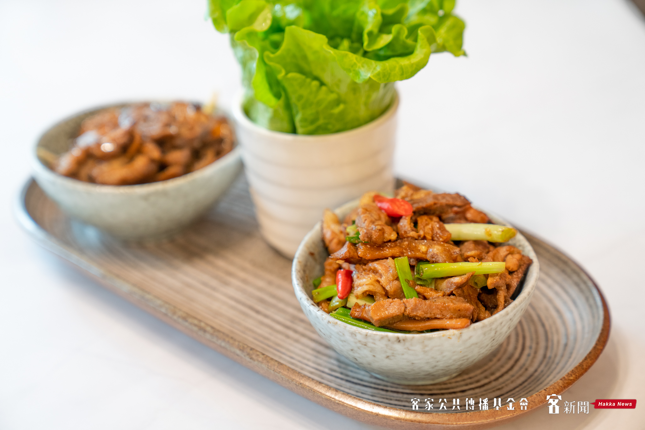 客家小炒搭配滷大腸包生菜的方式，是福欣園老闆邱雲煥的得意創意料理之一。范修語攝