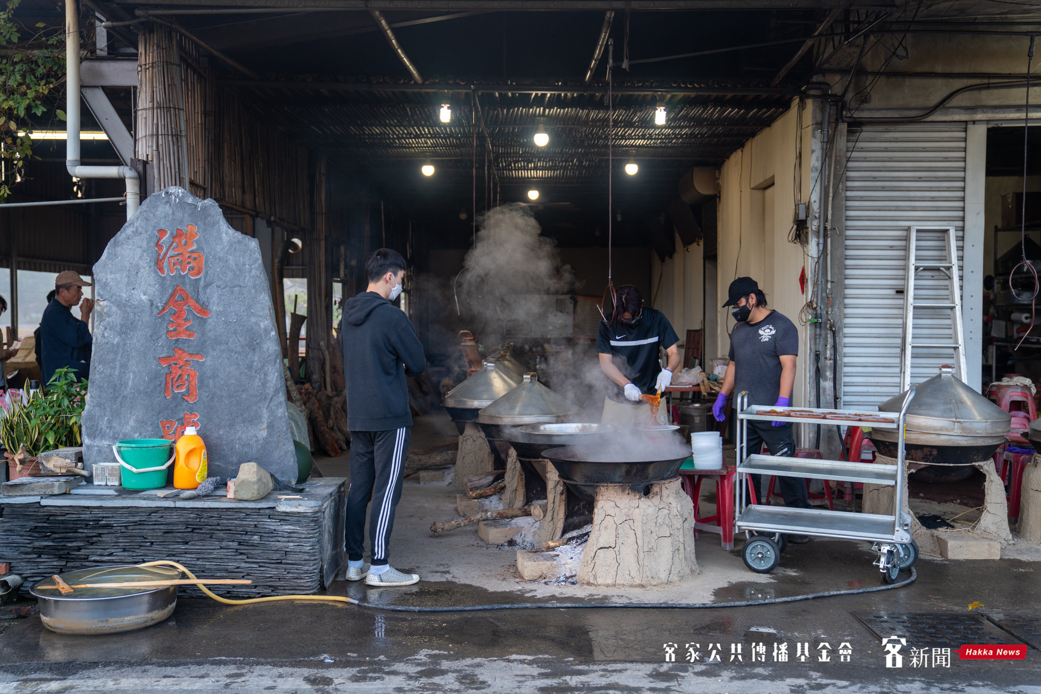 滿金商行位於田間小路旁，店面不大很溫馨，老闆也很樂於分享年糕故事。范修語攝
