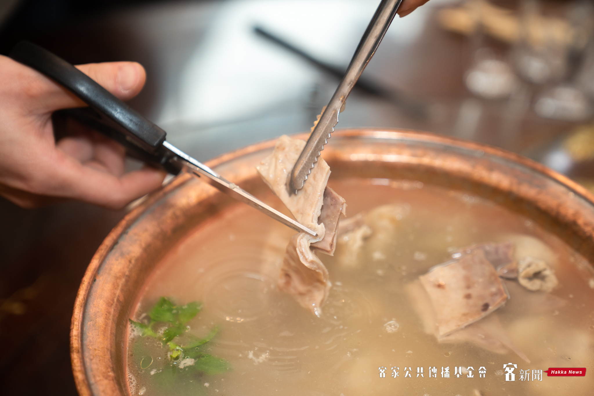 元寶四神湯端上桌時，客人需要用剪刀將豬肚剪開，才能喝到味道濃郁的豬肚四神湯。范修語攝