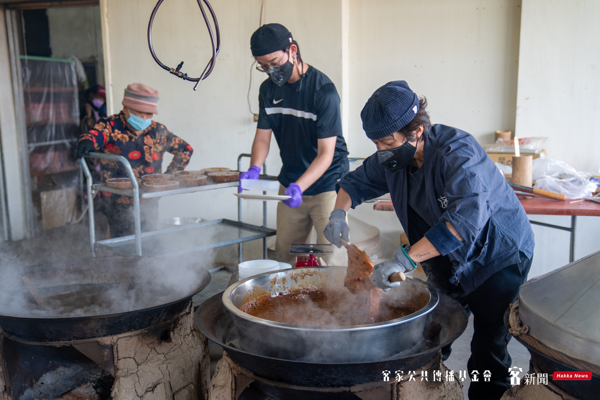 邱嘉毓表示製作年糕需要長時間彎腰，懂得運用核心的力量才能不讓自己受傷。范修語攝