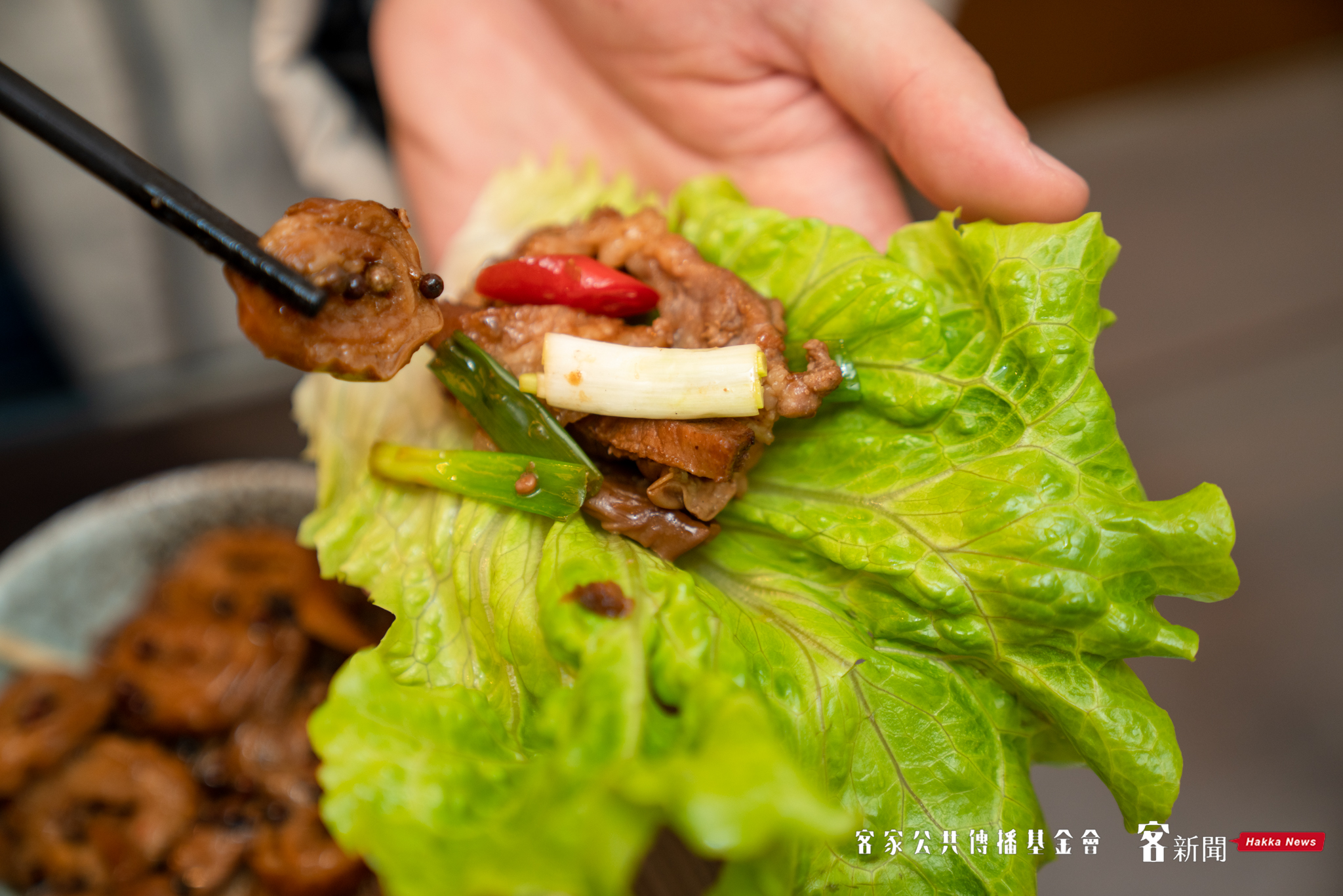 生菜巧妙地降低豬肉容易產生的油膩感，意外獲得客人一致好評，邱雲煥也就順勢將這道菜變成店內主打菜單之一。范修語攝