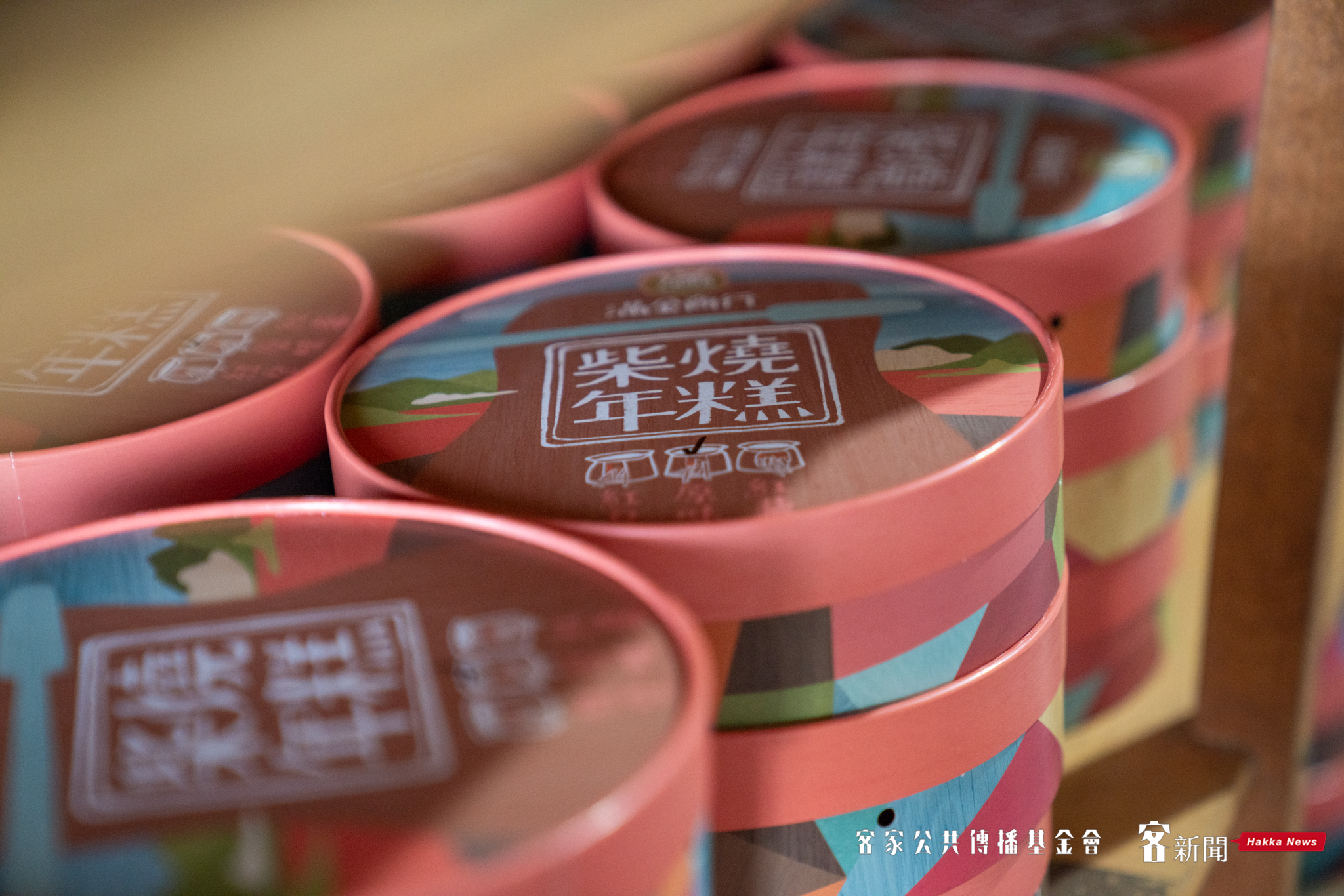 貨架上的年糕排列整齊，等待著宅配或現場購買。范修語攝