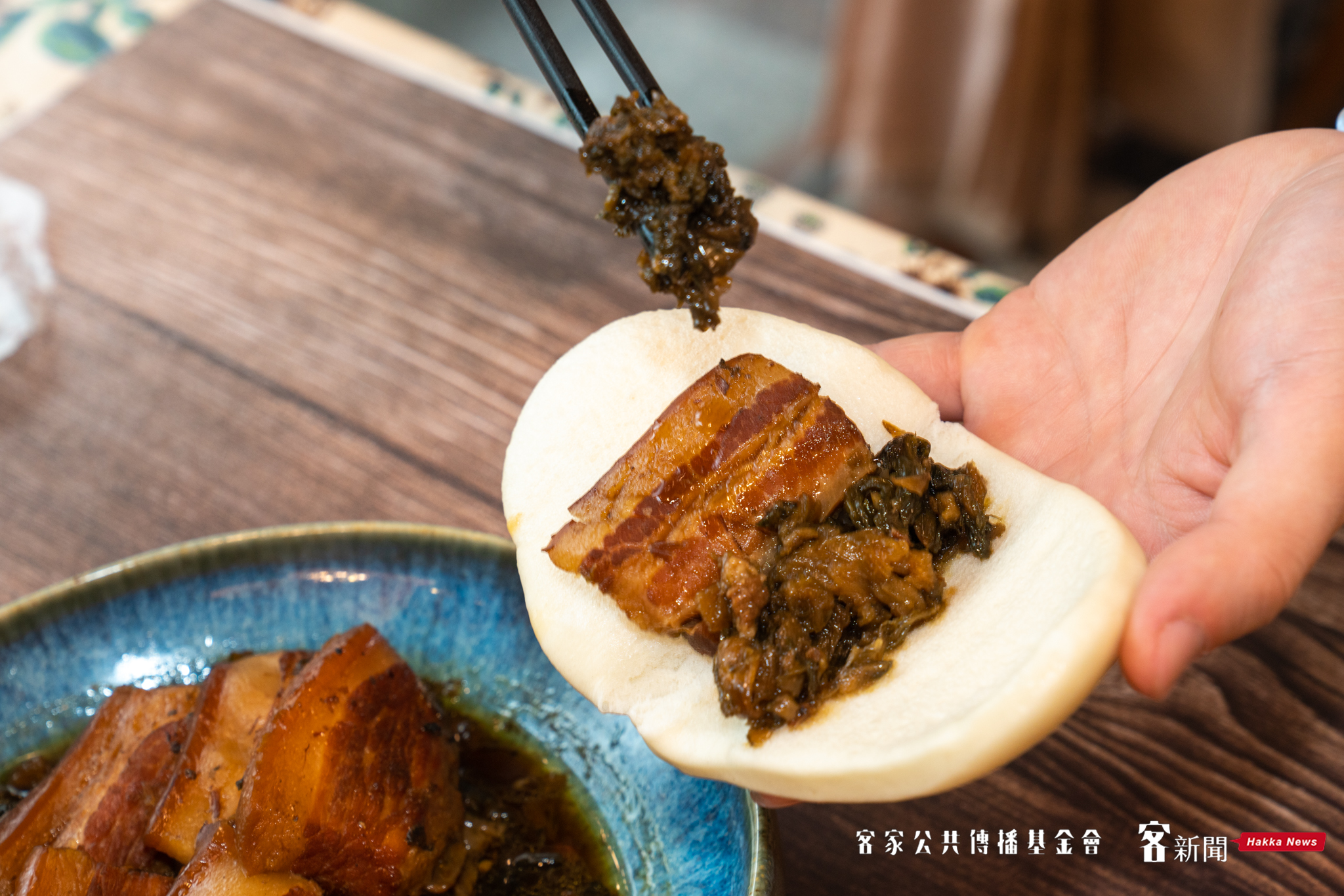 刈包夾滿梅乾再配一片控肉，視覺味覺都是享受。范修語攝