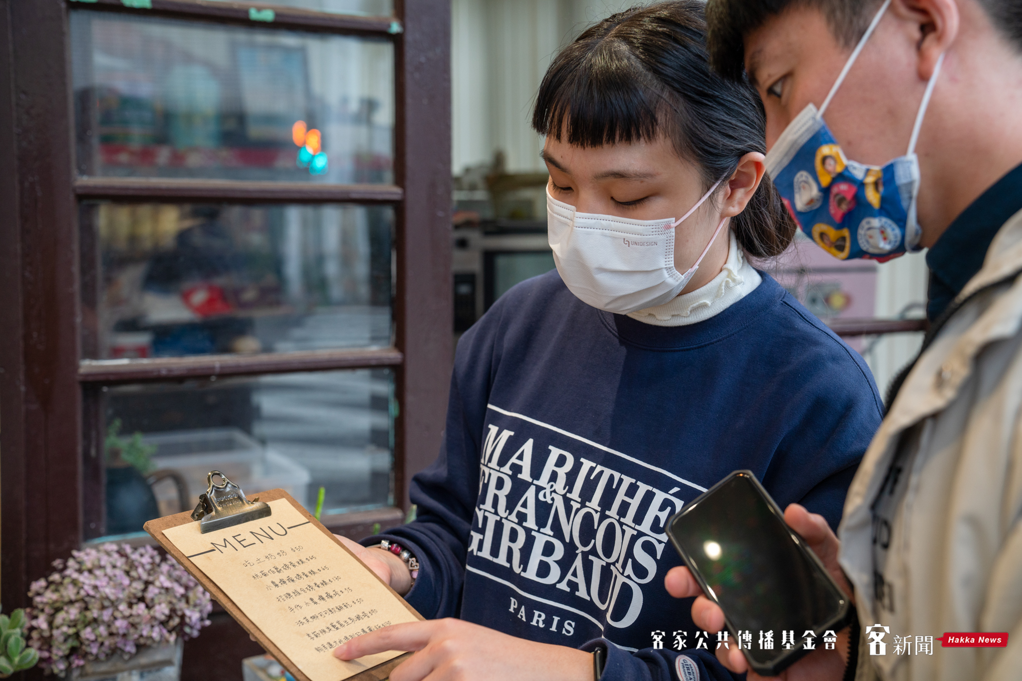 徐采圓細心地向《客新聞》記者介紹店內自己研發的甜點特色。范修語攝