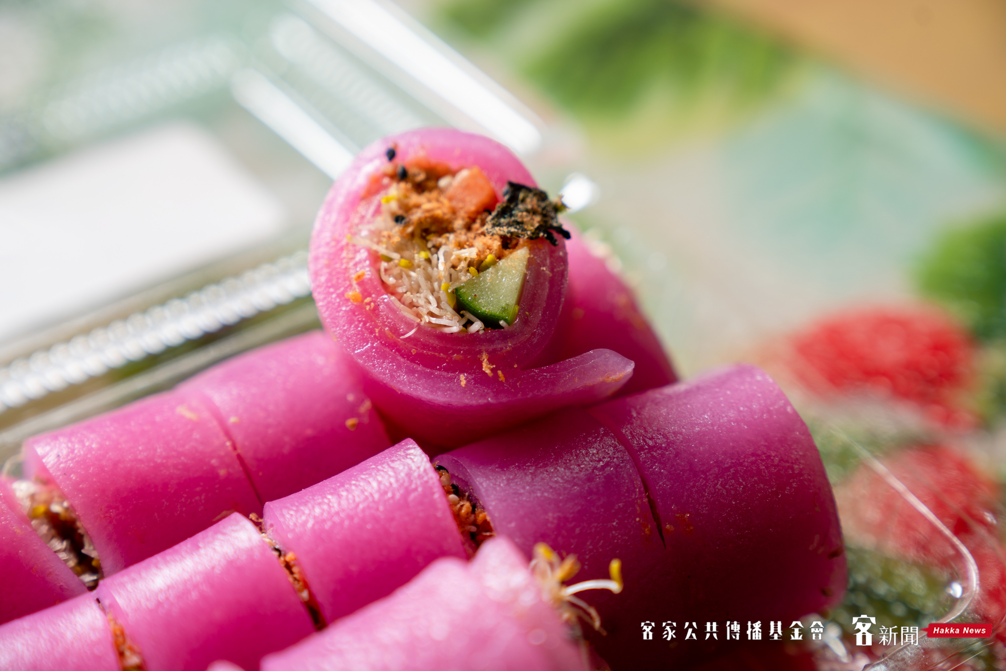以火龍果汁做成的板條壽司皮衣,外觀顯得相當喜氣。范修語攝