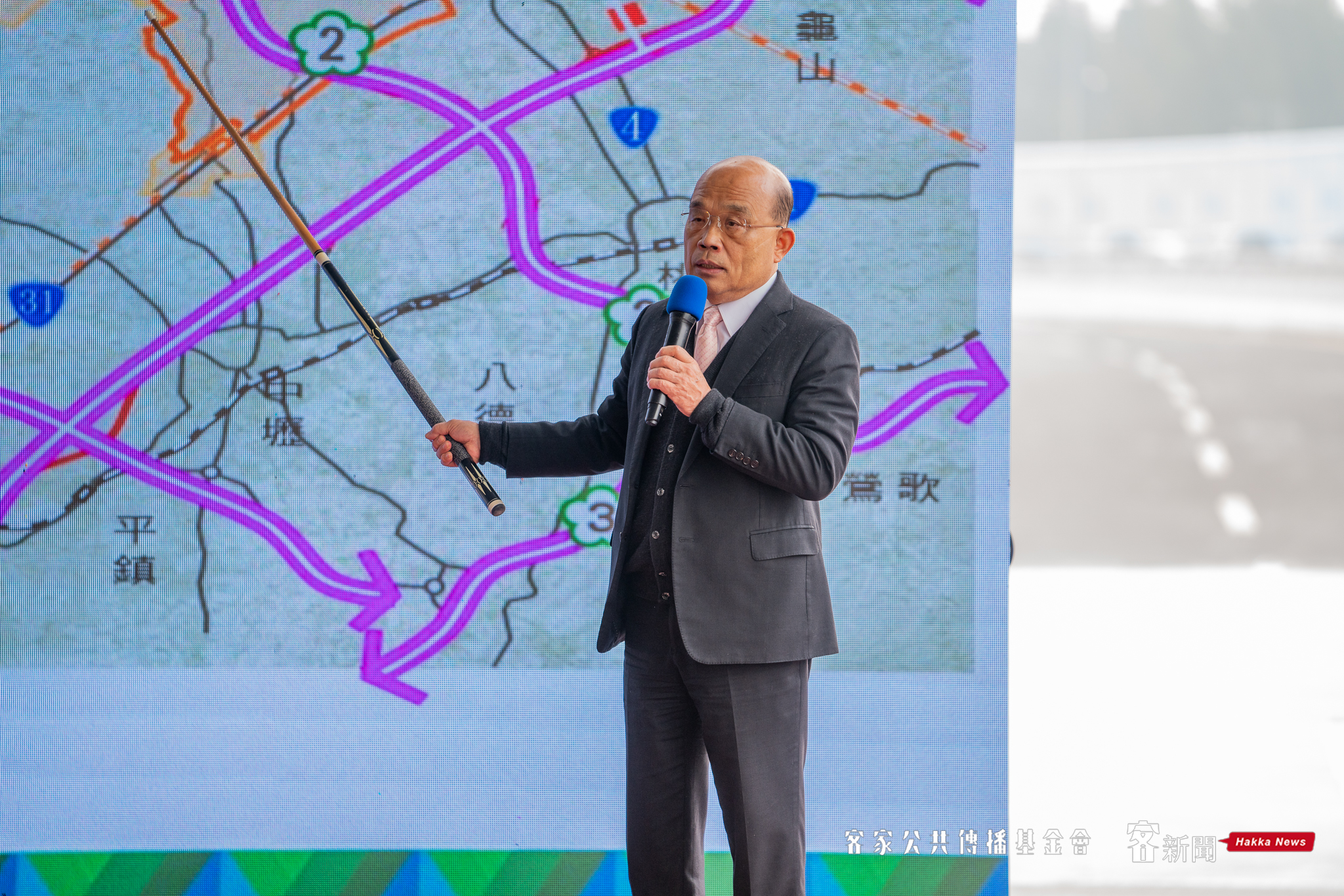 行政院院長蘇貞昌，以4句話總結工程：「雙拓寬，接斷橋，再延長，加一條」。范修語攝