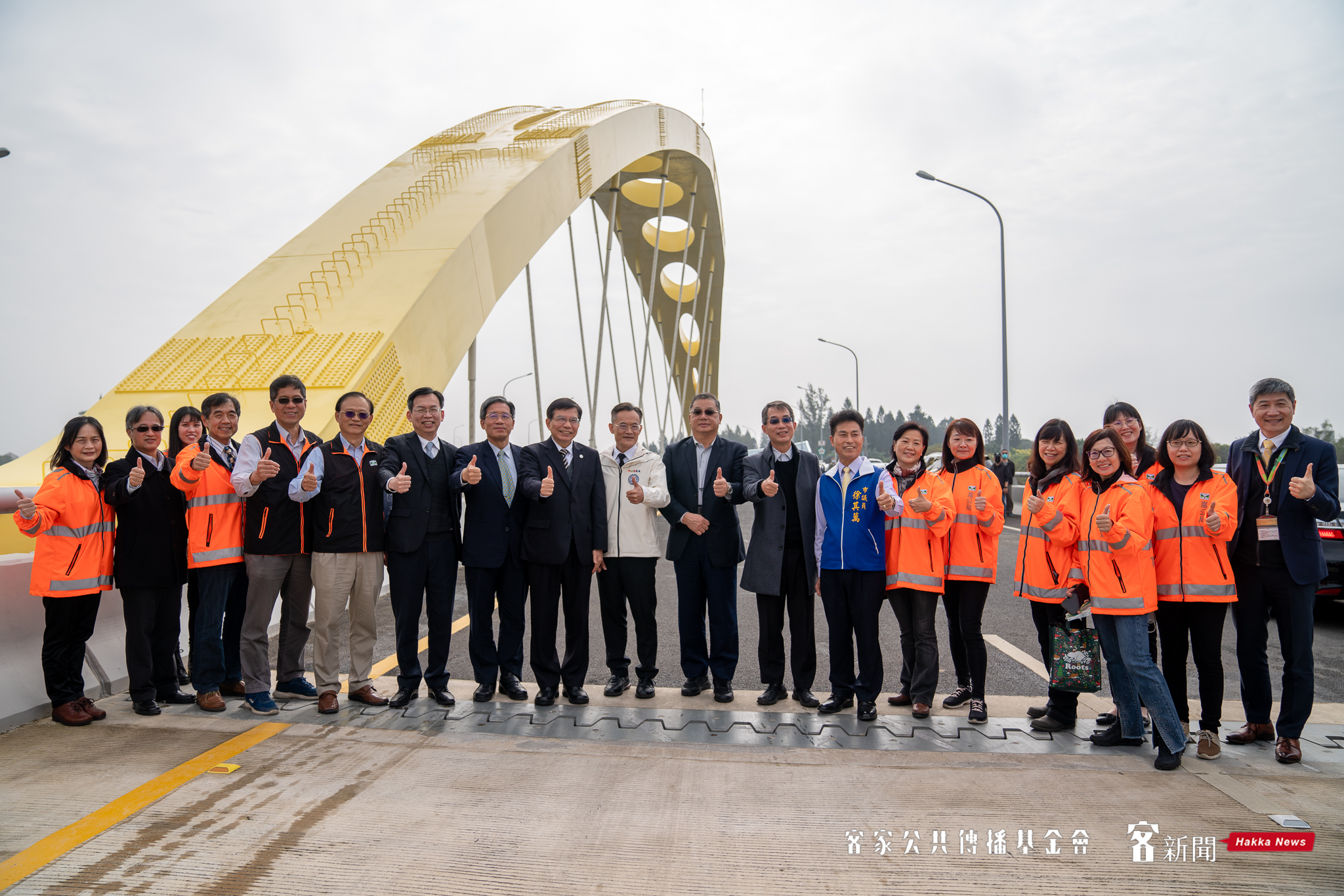 國道2號甲線大園交流道至台15線高速公路通車，交通部長王國材與高速公路局相關工作人員合影。范修語攝