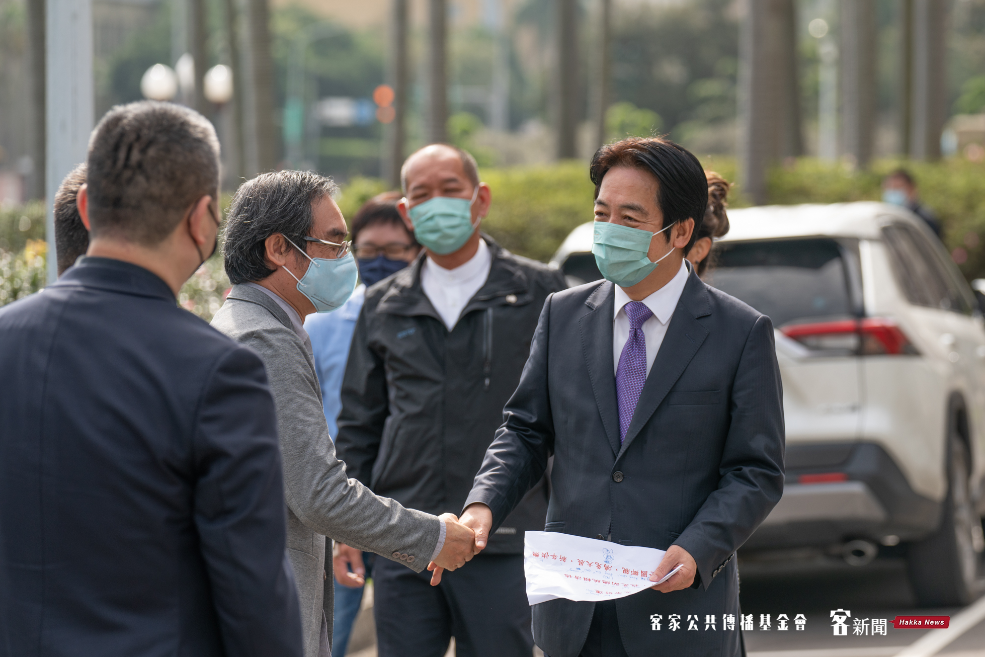 客傳會董事長陳邦畛（左二）向副總統賴清德（右）握手致意。范修語攝