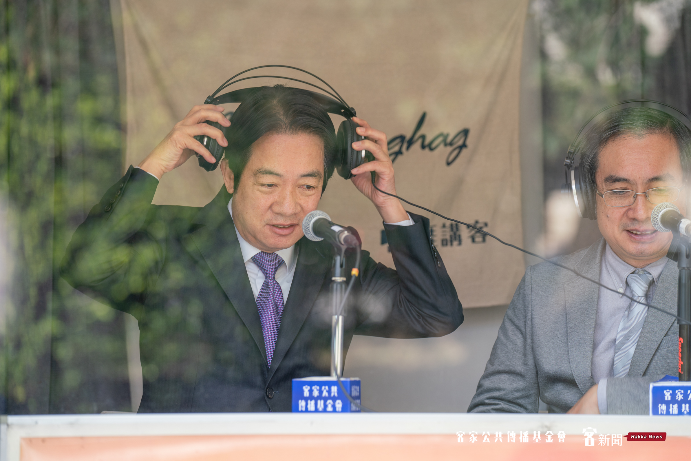 客傳會董事長陳邦畛（右）協助副總統賴清德（左）錄製新春客語賀詞。范修語攝