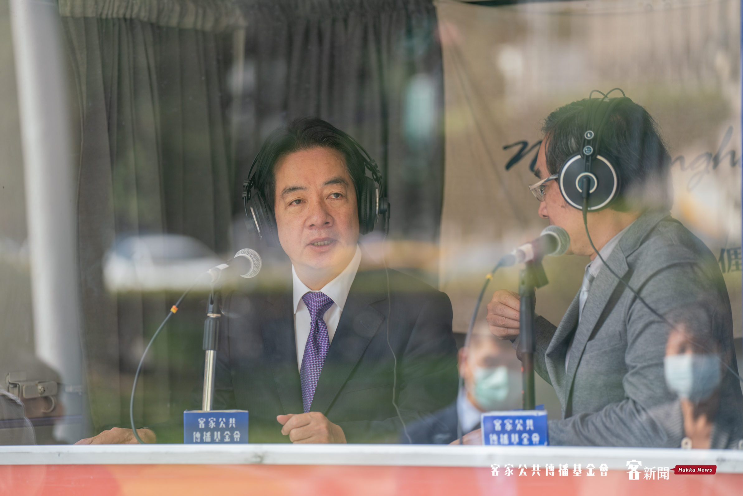 客傳會董事長陳邦畛（右）協助副總統賴清德（左）錄製新春客語賀詞。范修語攝