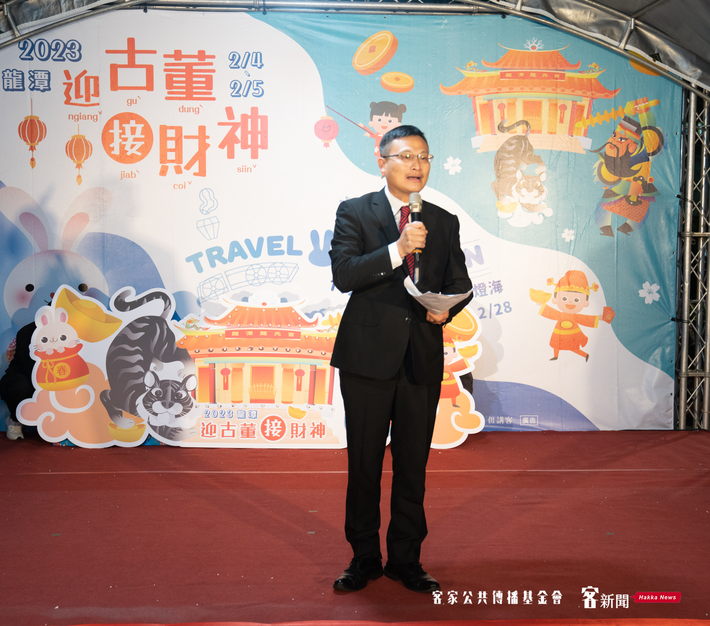 客家事務局局長林昭賢，上台致詞說明今年的燈會與未來的客家相關活動。洪俊傑攝