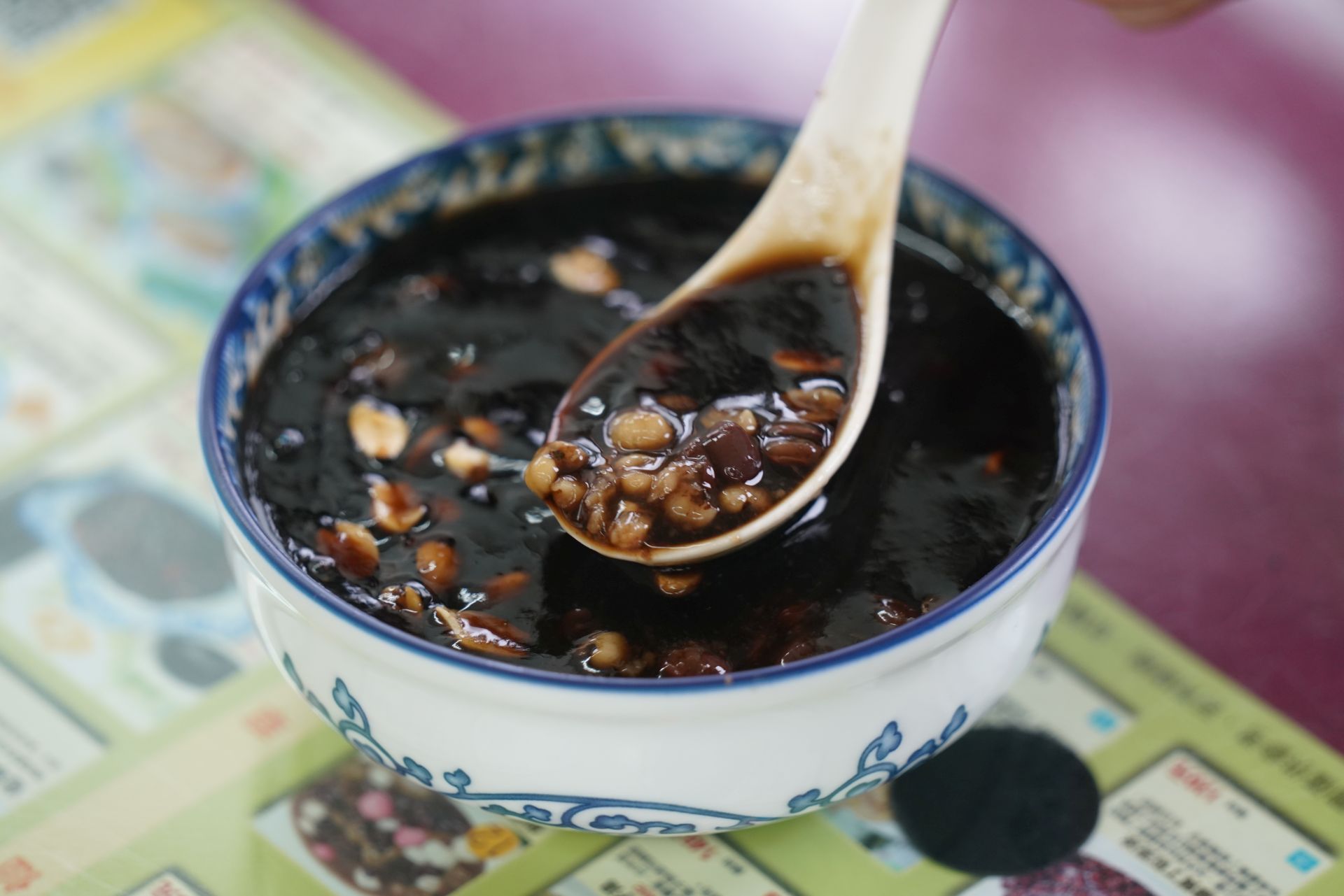 燒仙草的配料有蓮子、桂圓、薏仁、枸杞與紅豆，相當特別。洪俊傑攝